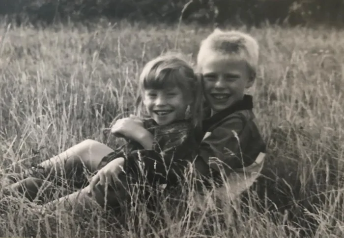 Christian und Marie-Therese als Kinder im hohen Gras