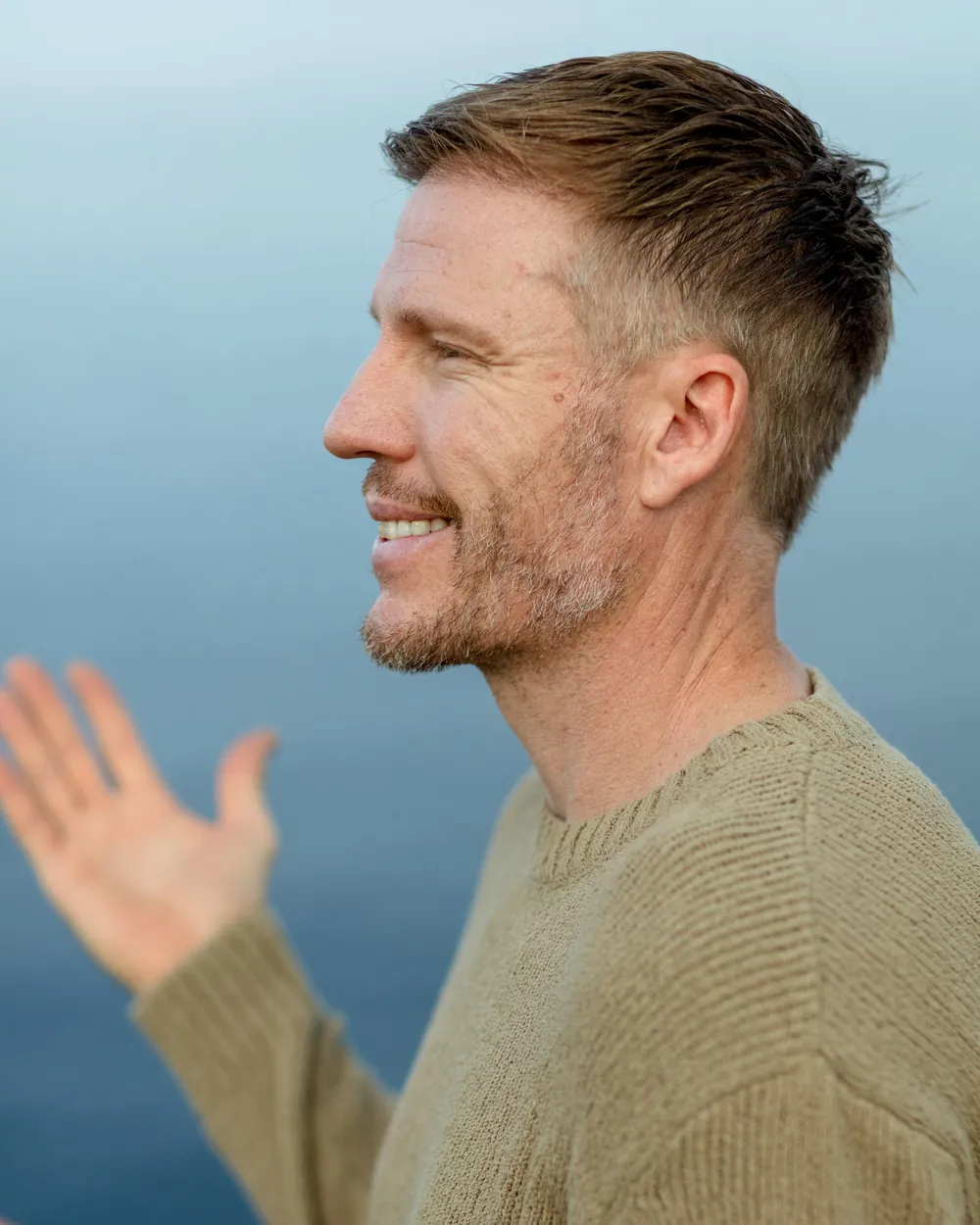 Christian Lell im Gespräch am Meer