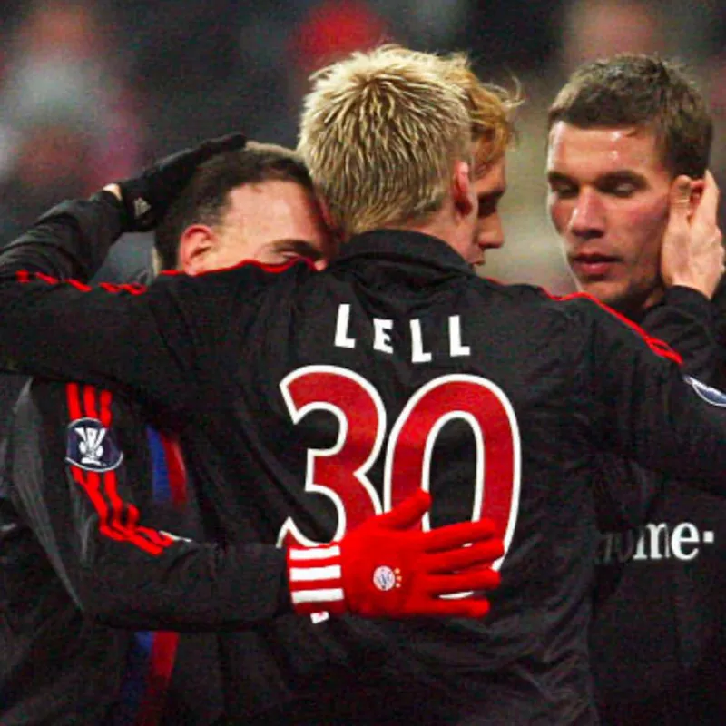 Christian Lell im Mannschaftskreis des FC Bayern München