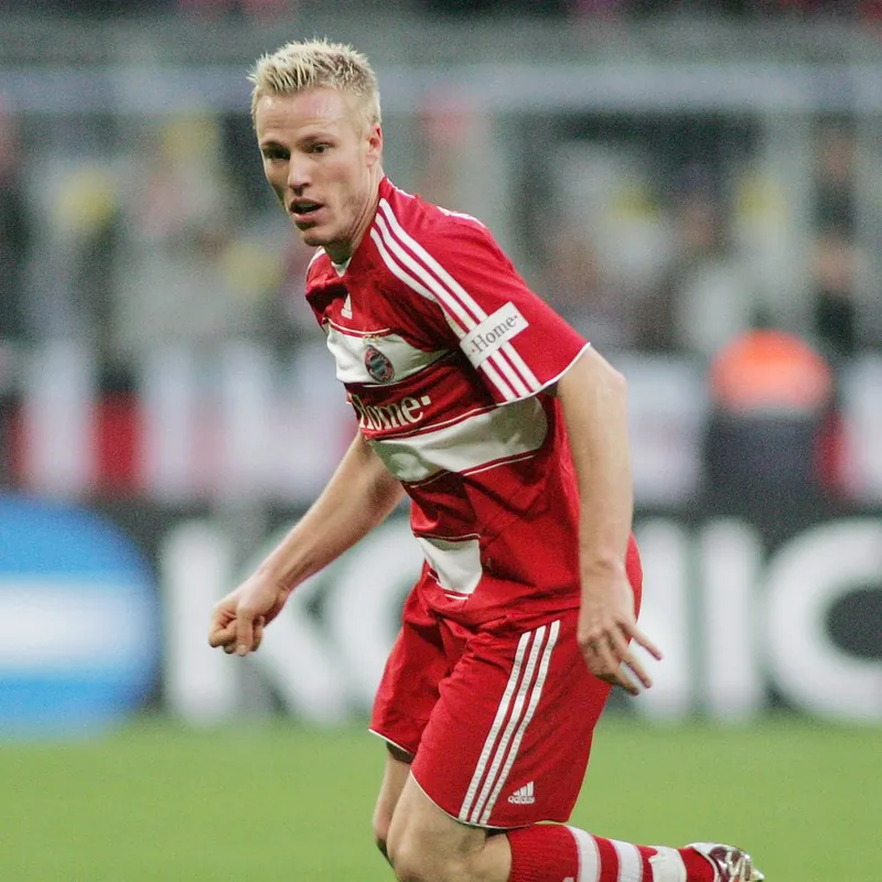 Christian Lell im roten Trikot am Ball