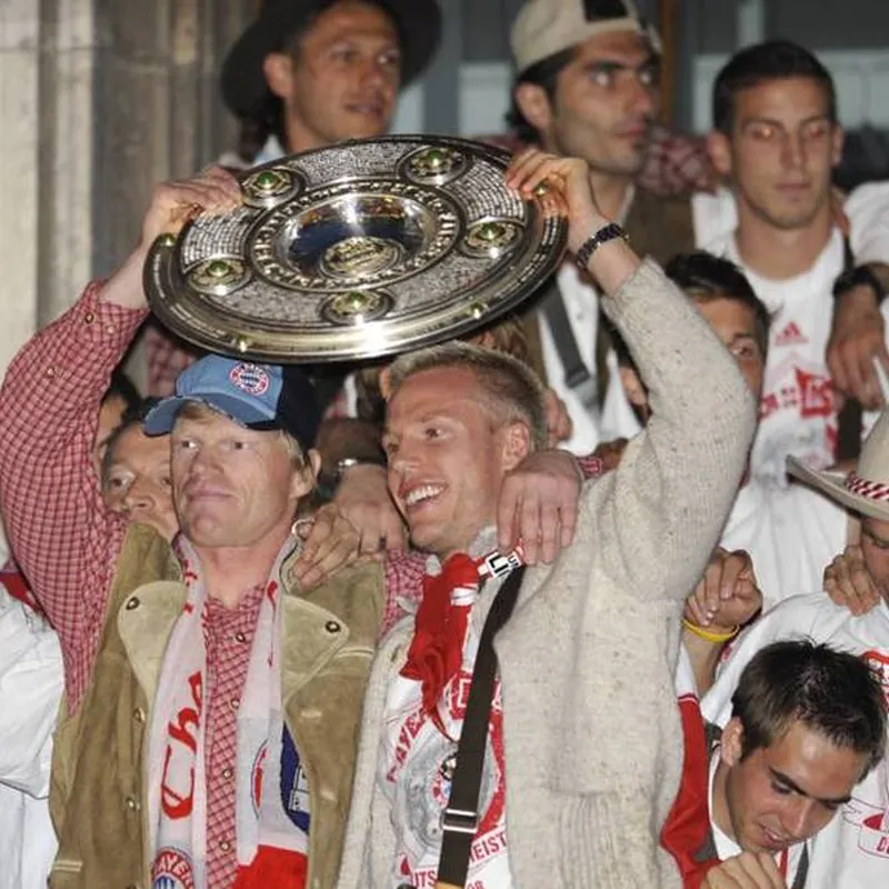 Christian Lell bei der Meisterfeier mit der Schale