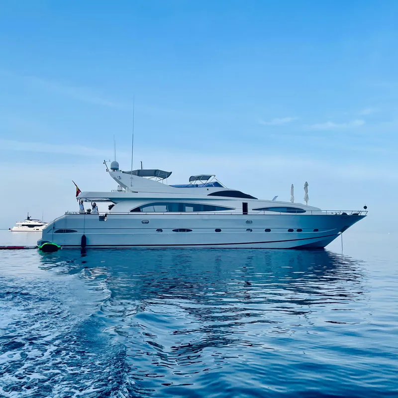 Yacht vor der Küste