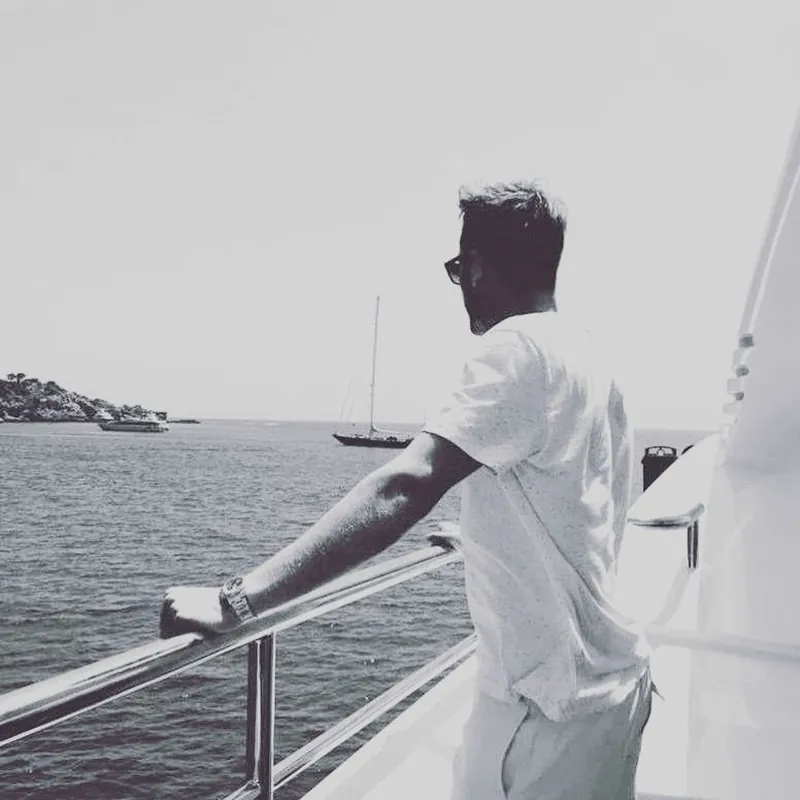 Christian Lell an der Reling einer Yacht