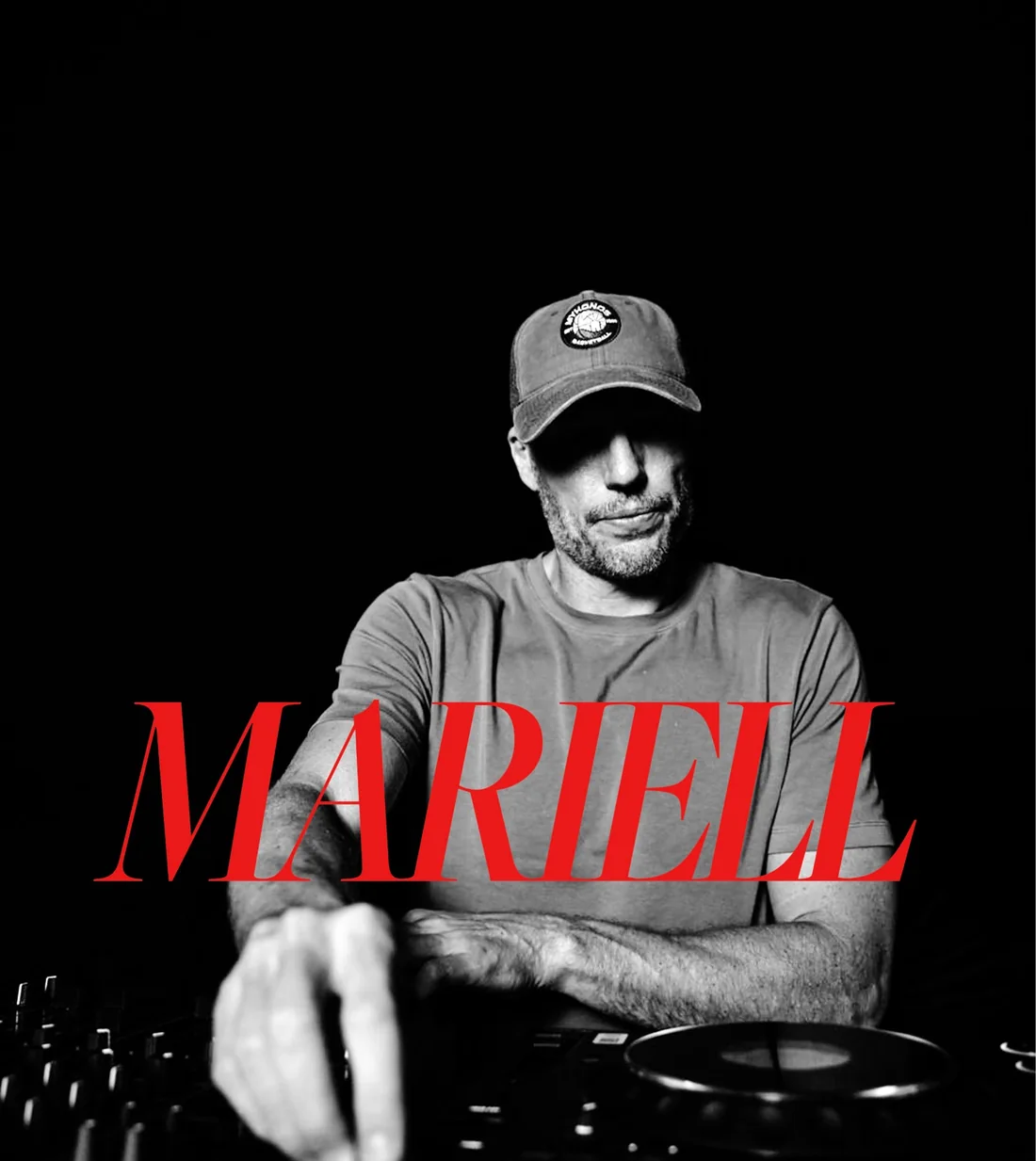 Christian Lell als Mariell am DJ-Pult