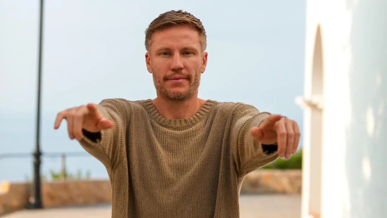Christian Lell mit ausgestreckten Armen