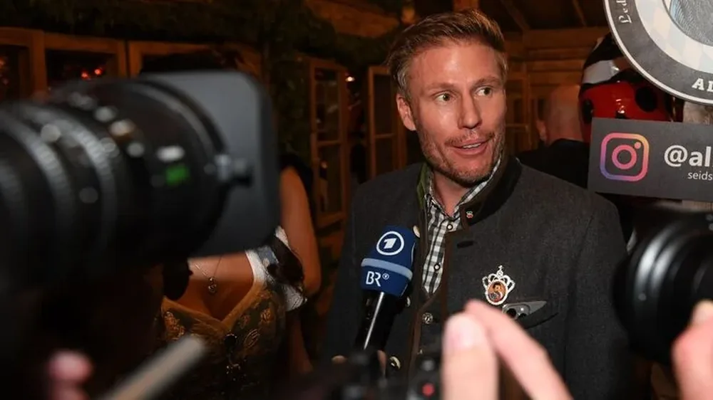Christian Lell im Interview vor Kameras und Mikrofonen