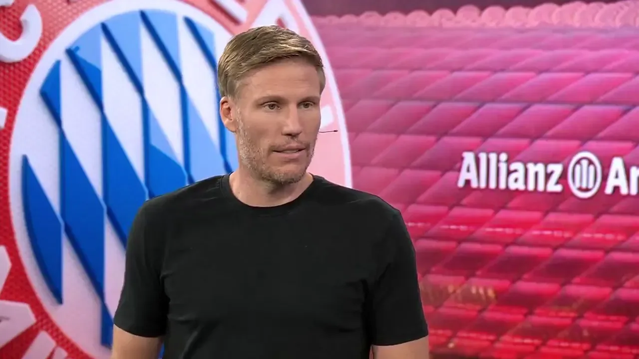 Christian Lell im TV-Studio des FC Bayern