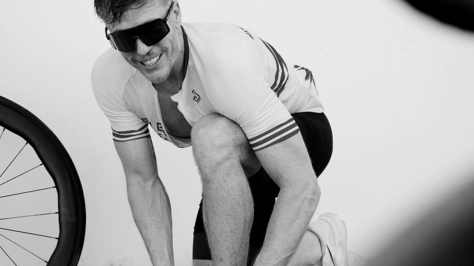 Christian Lell schnürt vor dem Training die Schuhe