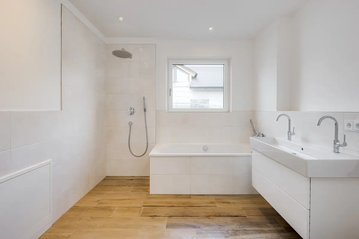 Helles Bad mit Wanne und Dusche