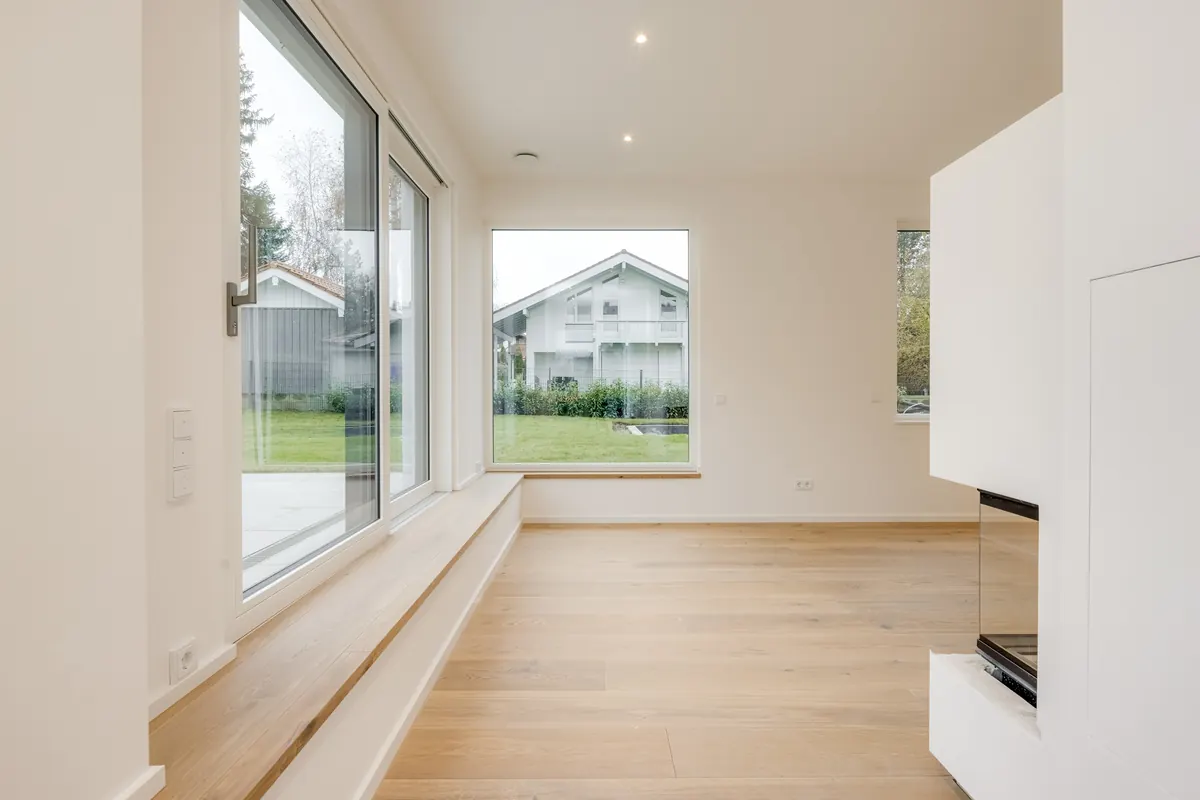 Wohnraum mit großem Fenster zum Garten