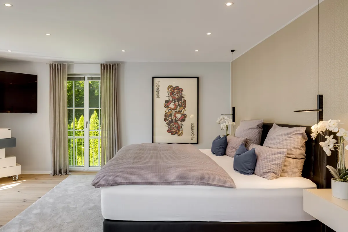 Schlafzimmer mit großem Kunstdruck und Pendelleuchten