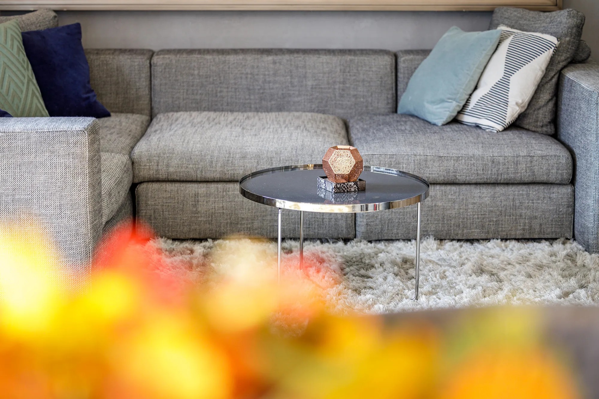 Sofaecke mit Beistelltisch im Detail