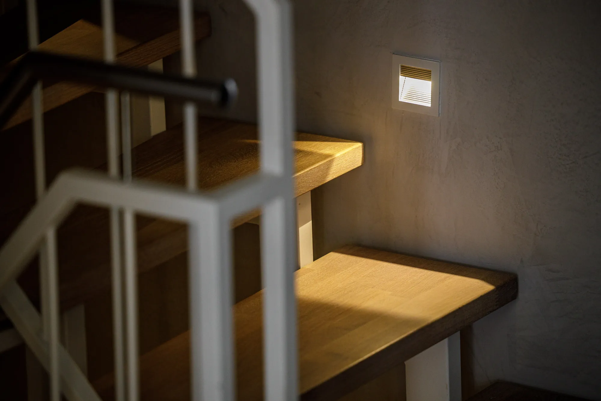 Treppenstufen aus Holz mit Wandleuchte