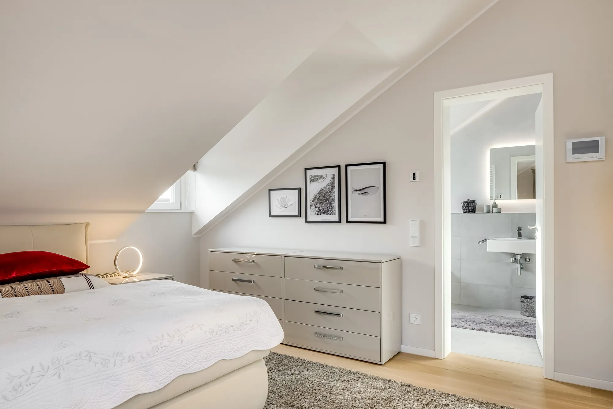 Schlafzimmer unter der Dachschräge mit angrenzendem Bad