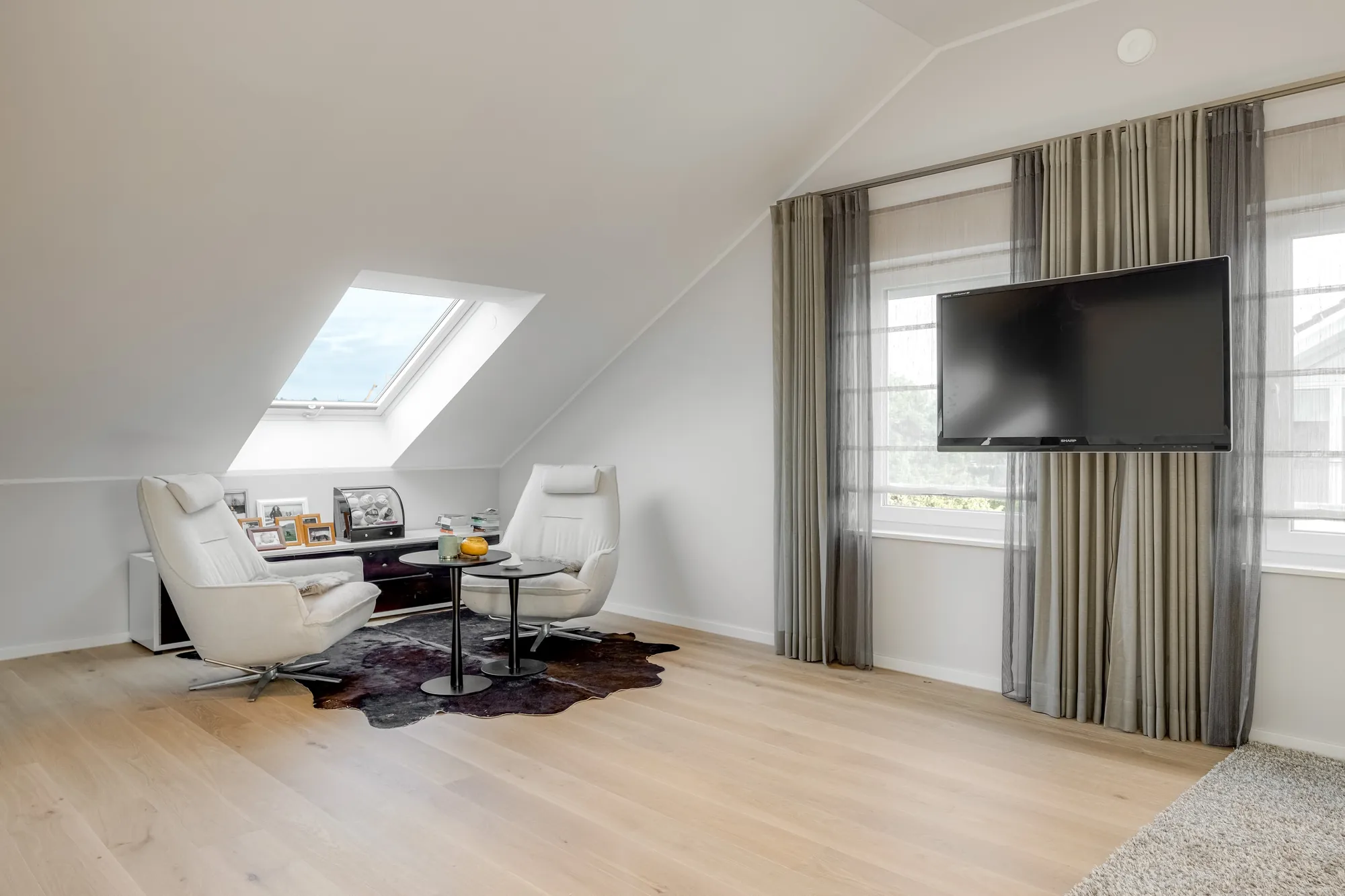 Lesebereich unter der Dachschräge mit Dachfenster