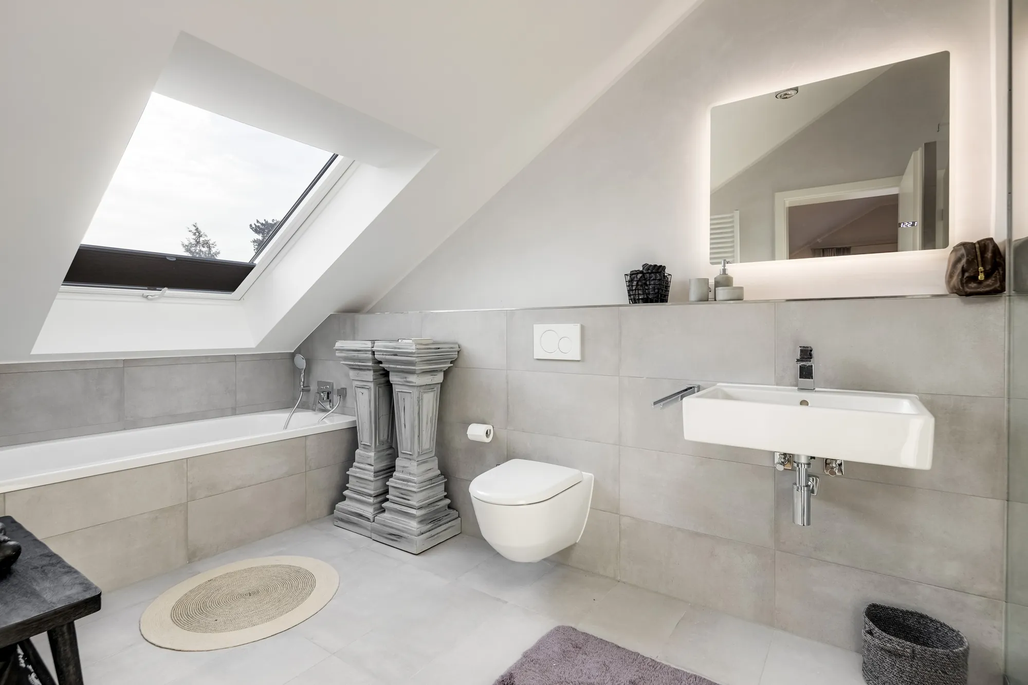 Bad unter der Dachschräge mit Badewanne und Dachfenster
