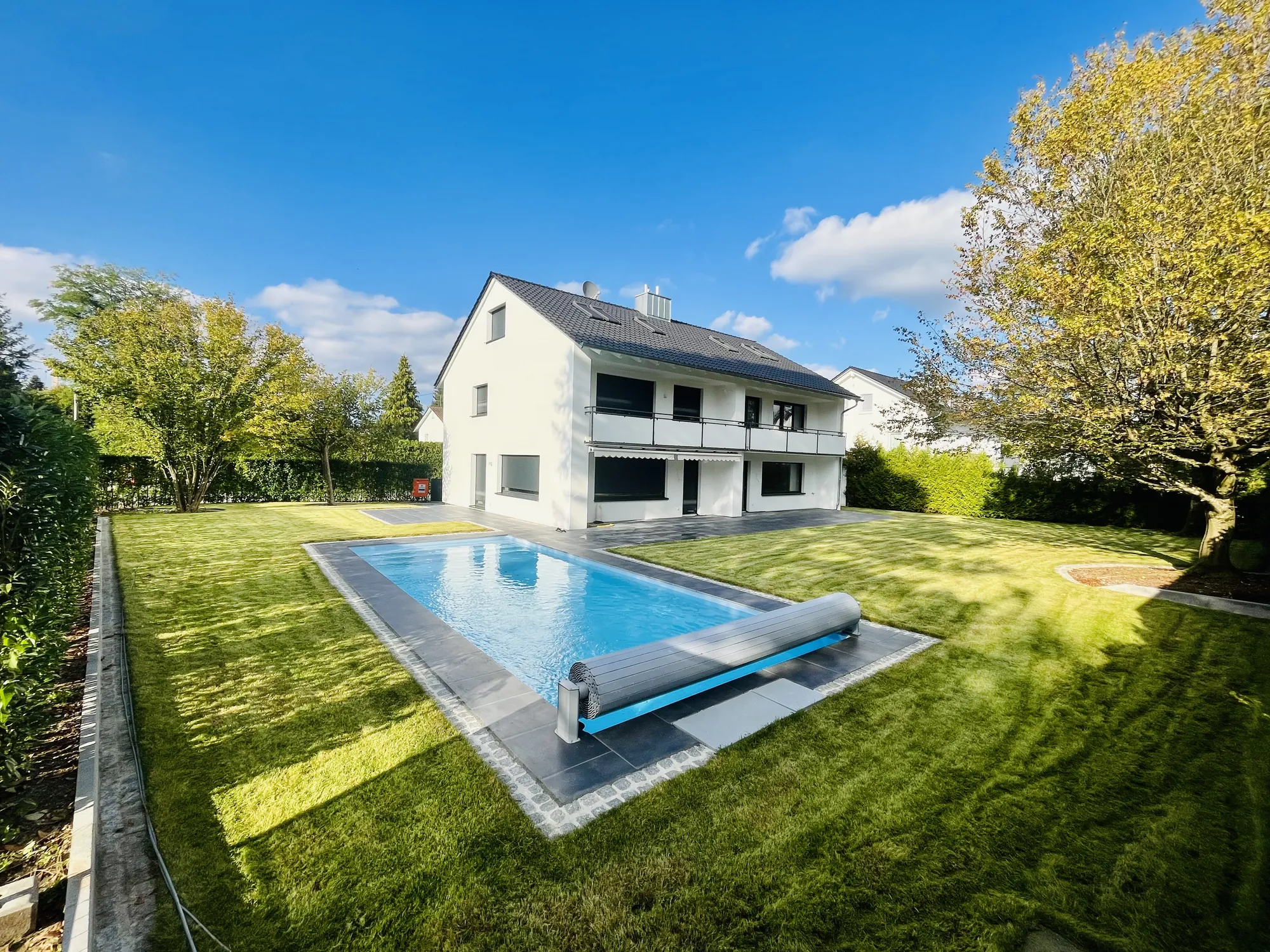 Weißes Haus mit Pool, Terrasse und großem Garten