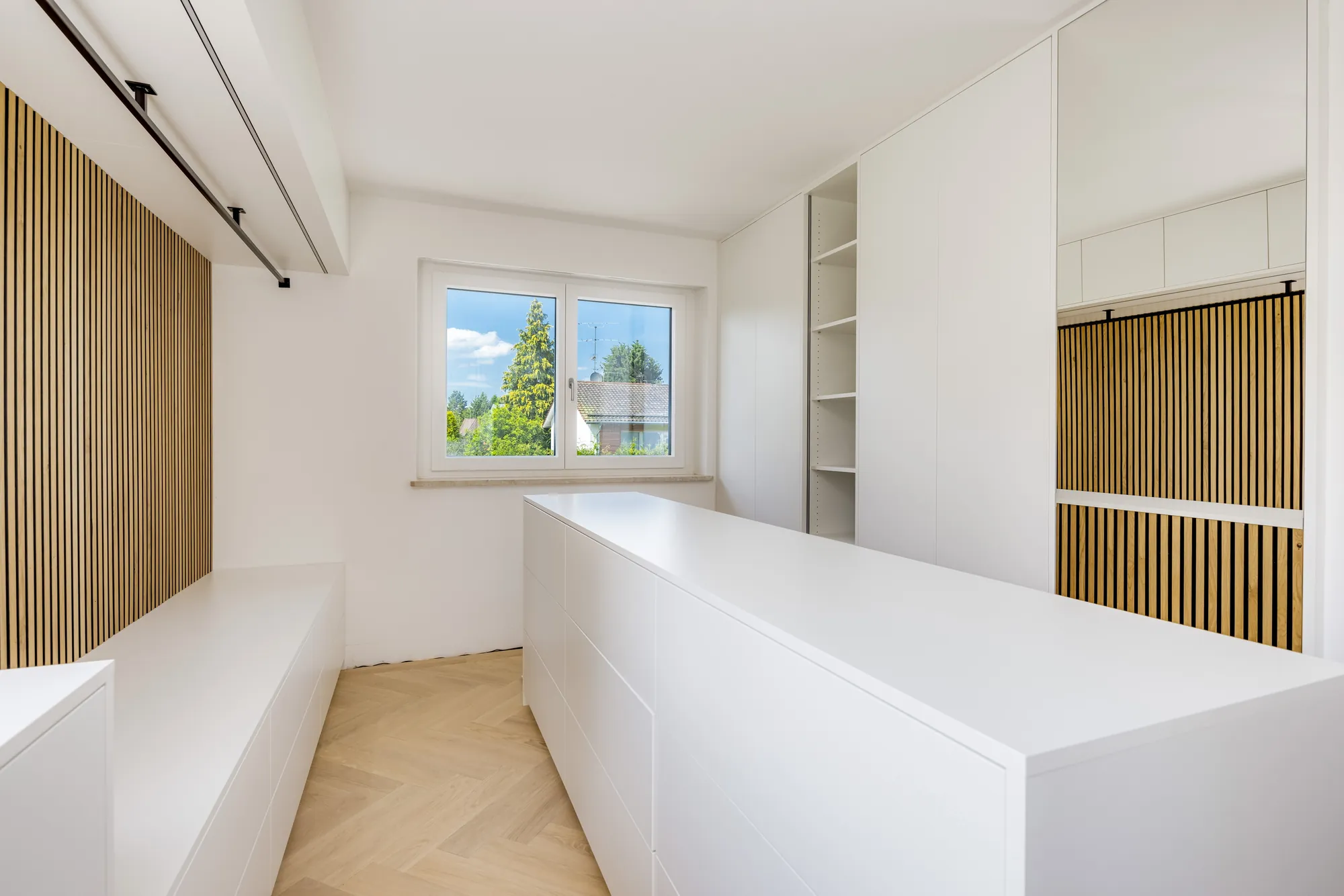 Weiße Küchenzeile mit Holzlamellen