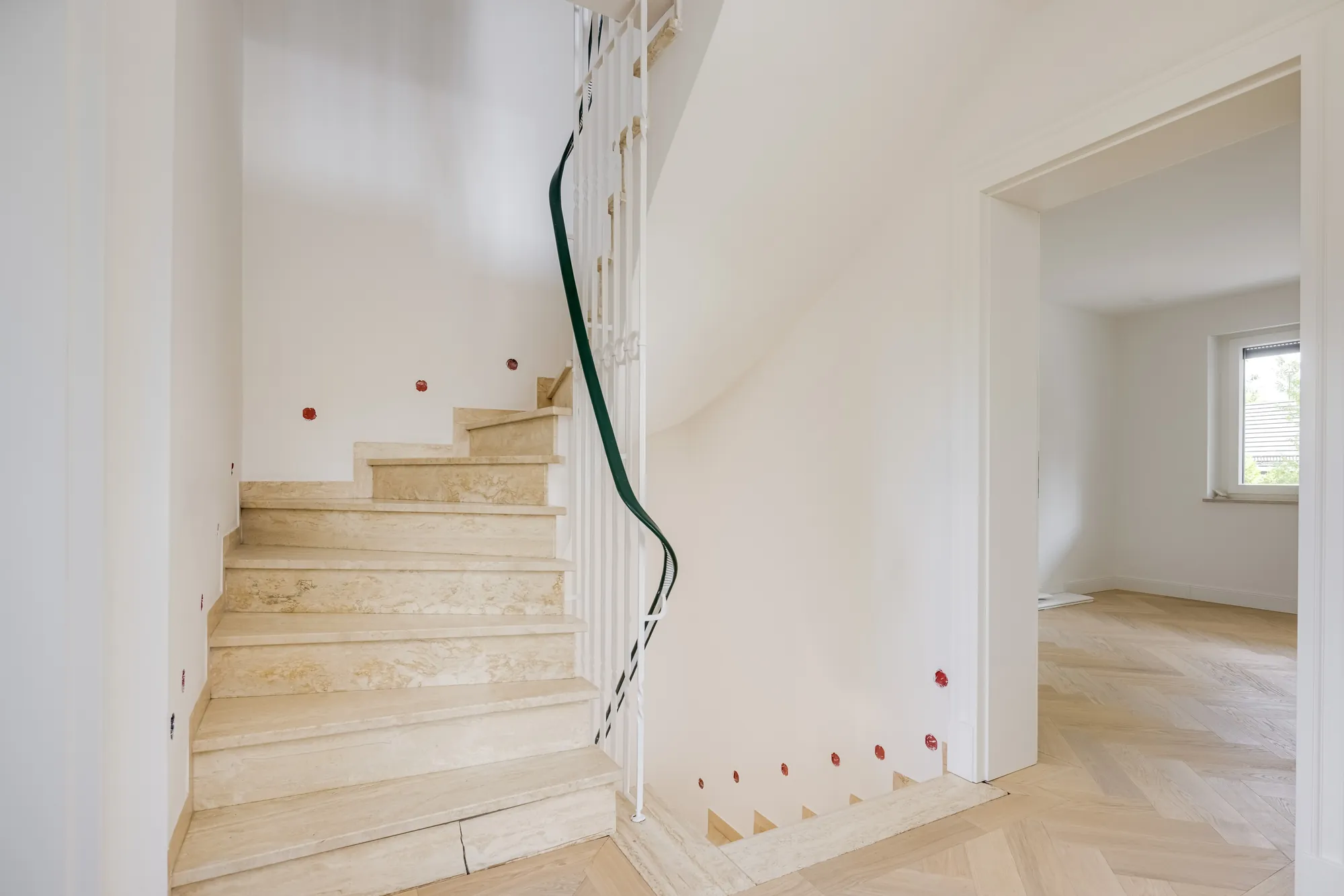 Treppe mit Holzstufen und hellem Parkett