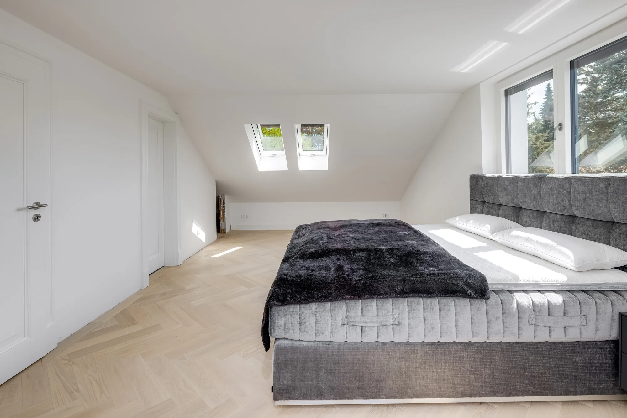 Schlafzimmer unter der Dachschräge mit Dachfenstern