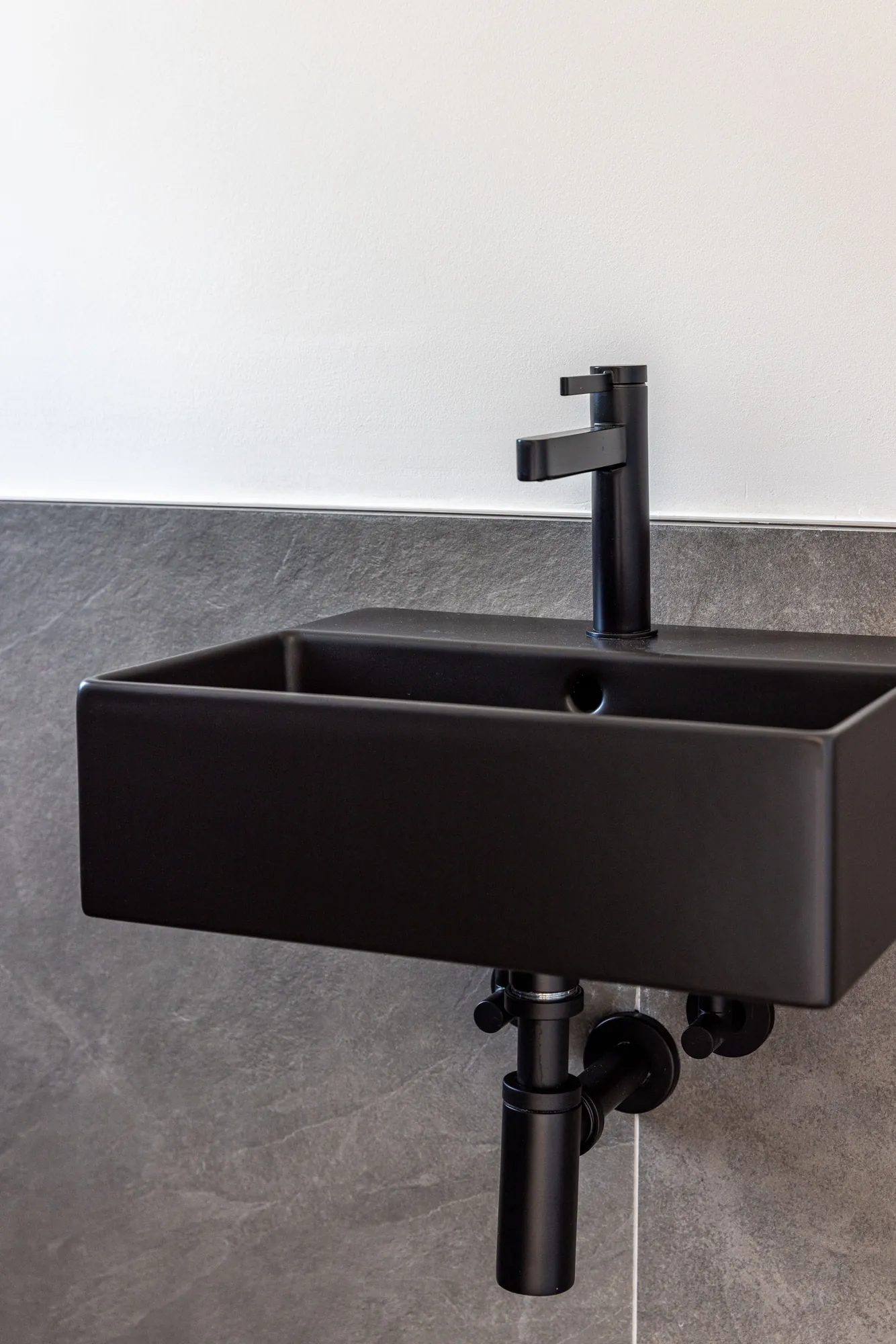 Schwarzes Handwaschbecken im Detail