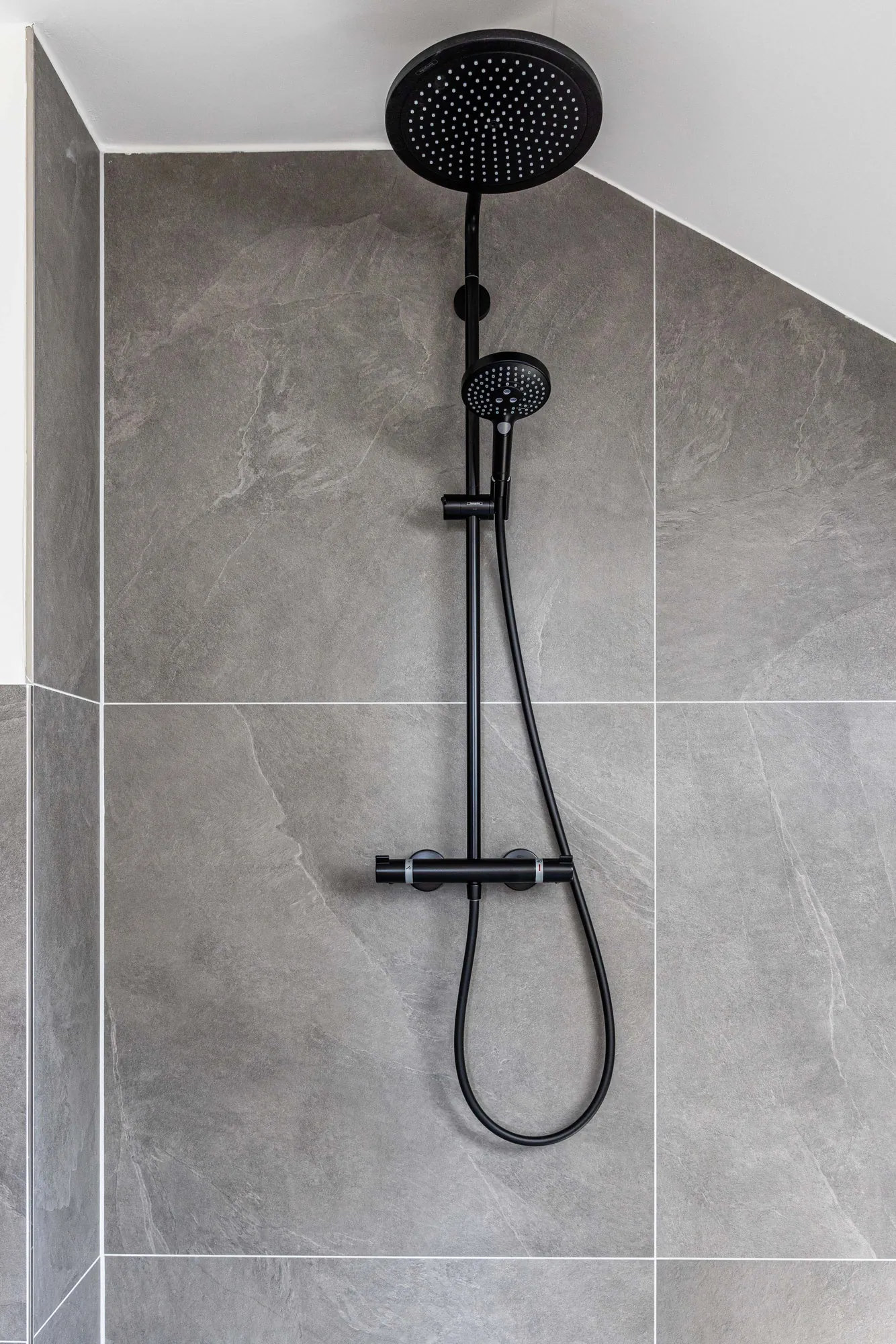 Regendusche mit schwarzer Armatur