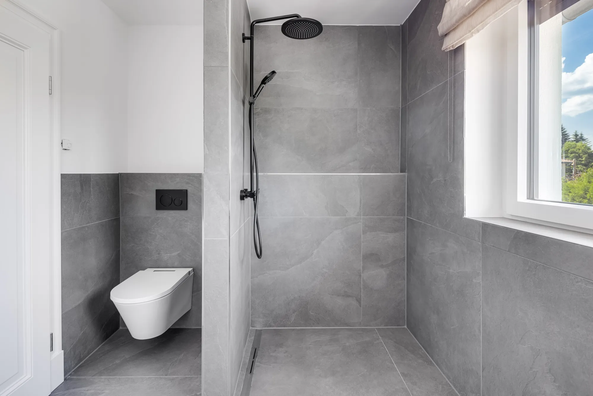 Dusche und WC mit großformatigen Fliesen