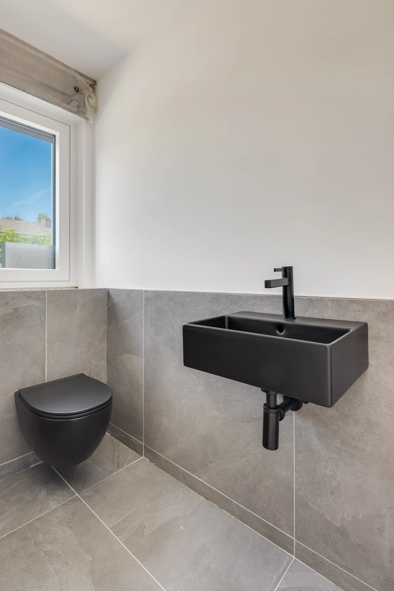Gäste-WC mit schwarzem Waschbecken