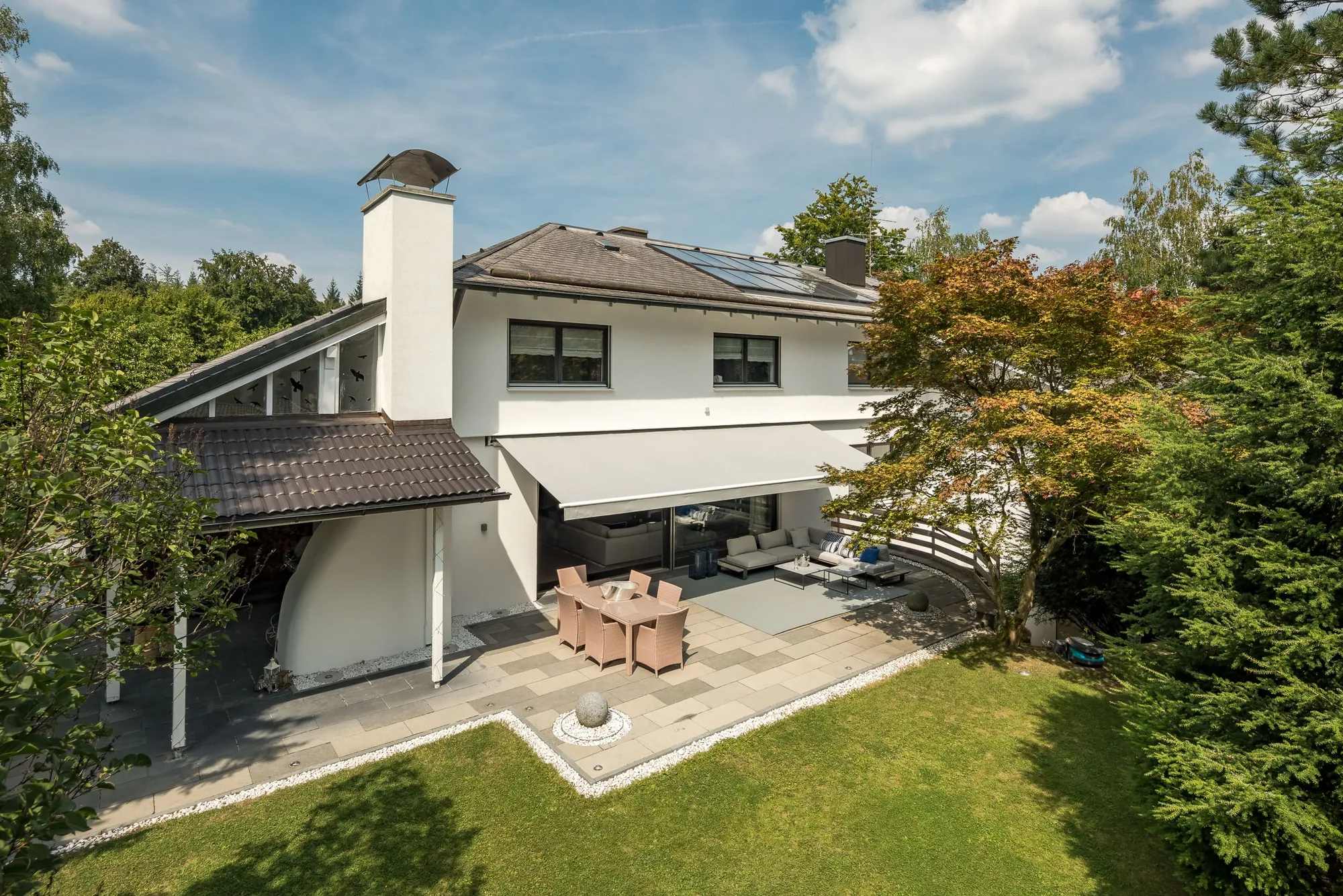 Gartenseite mit Terrasse, Markise und altem Baumbestand