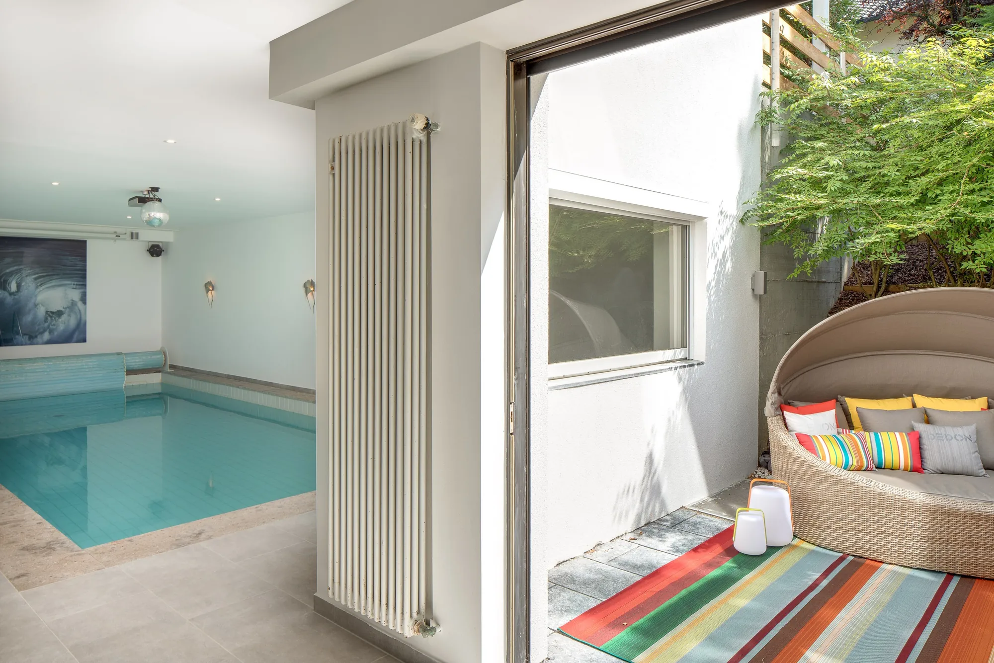 Innenpool mit Zugang zum Garten