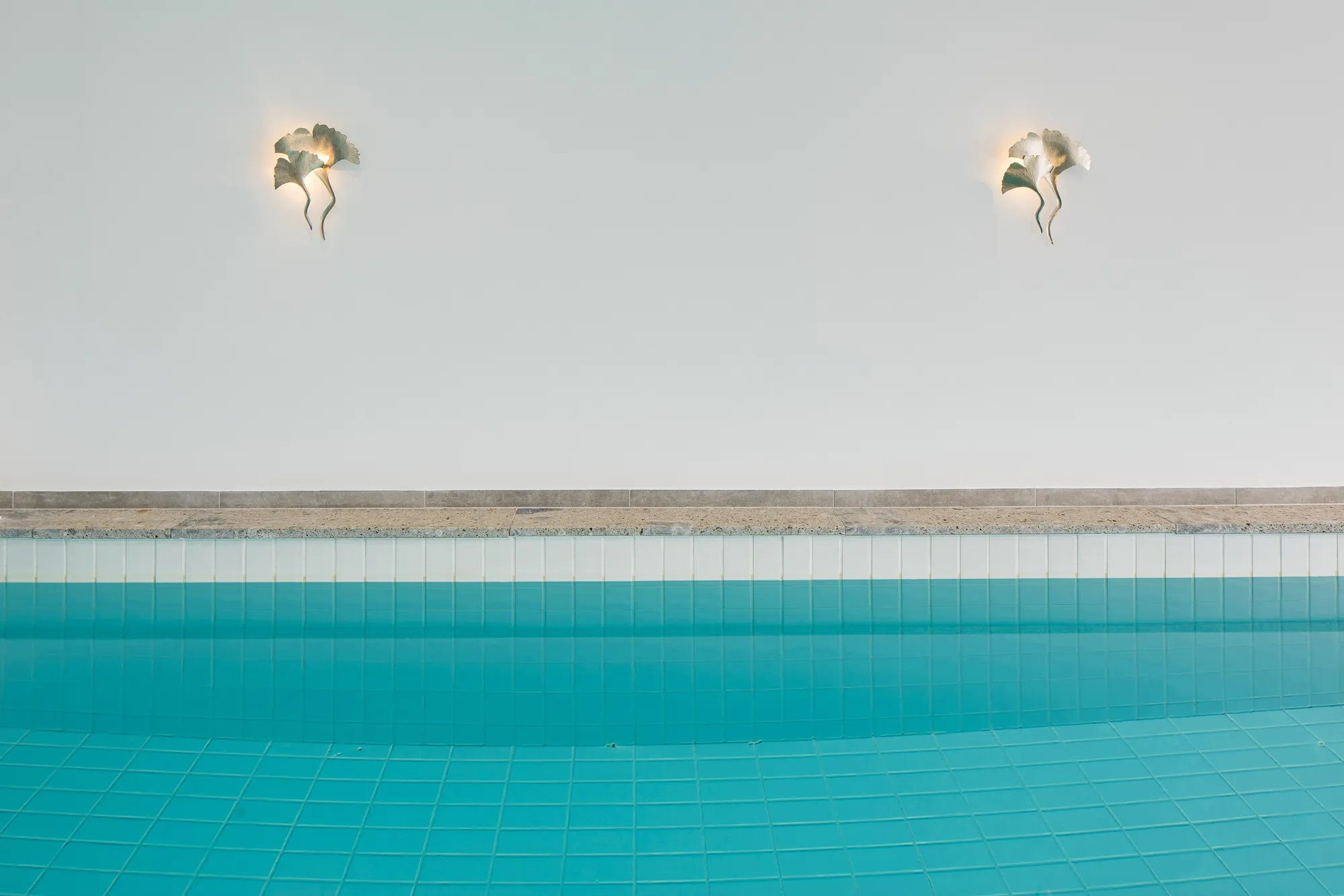 Poolwand mit Wandleuchten im Detail