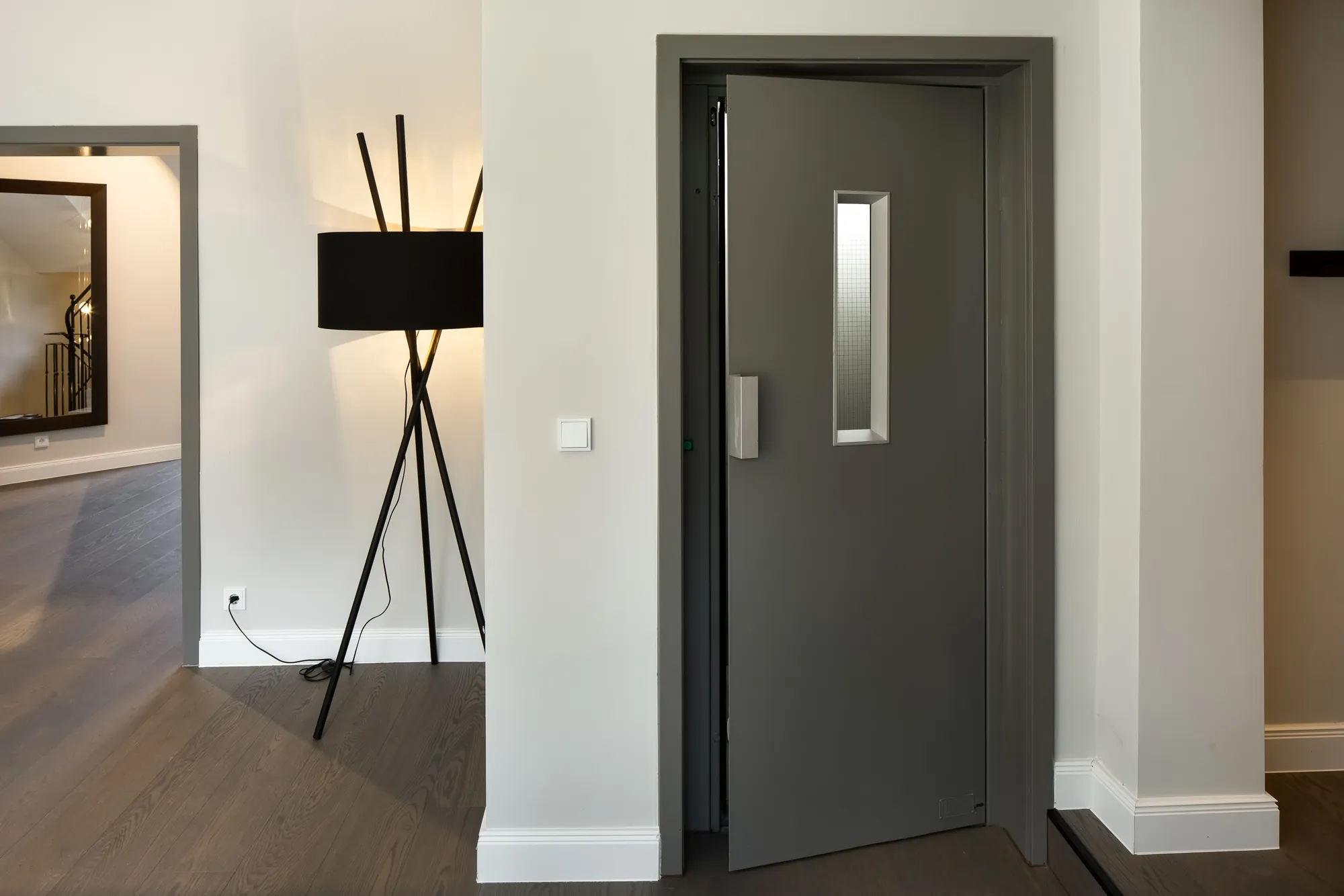 Eingangstür mit Designleuchte im Detail