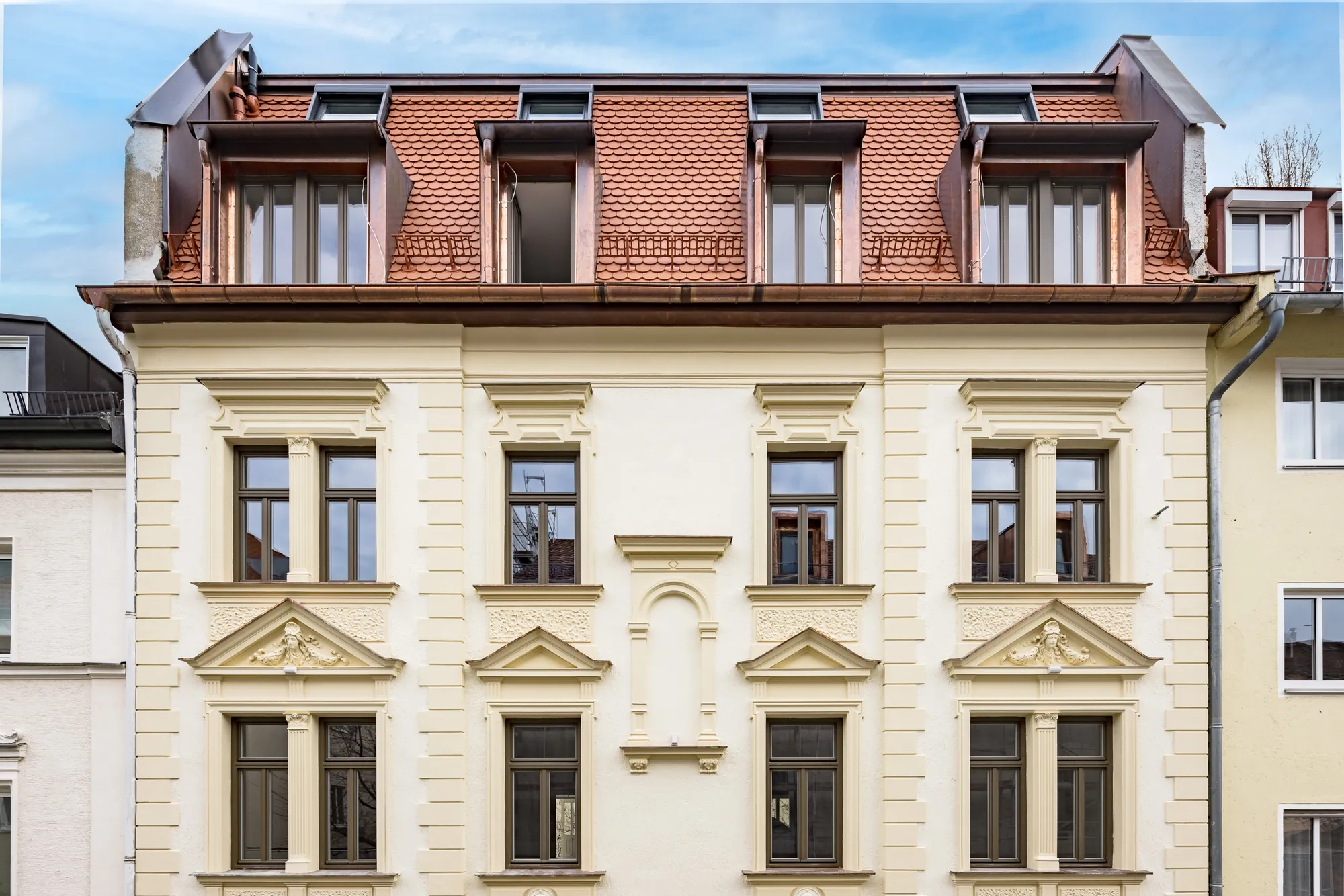 Gründerzeithaus mit restaurierter Fassade und neuem Dach