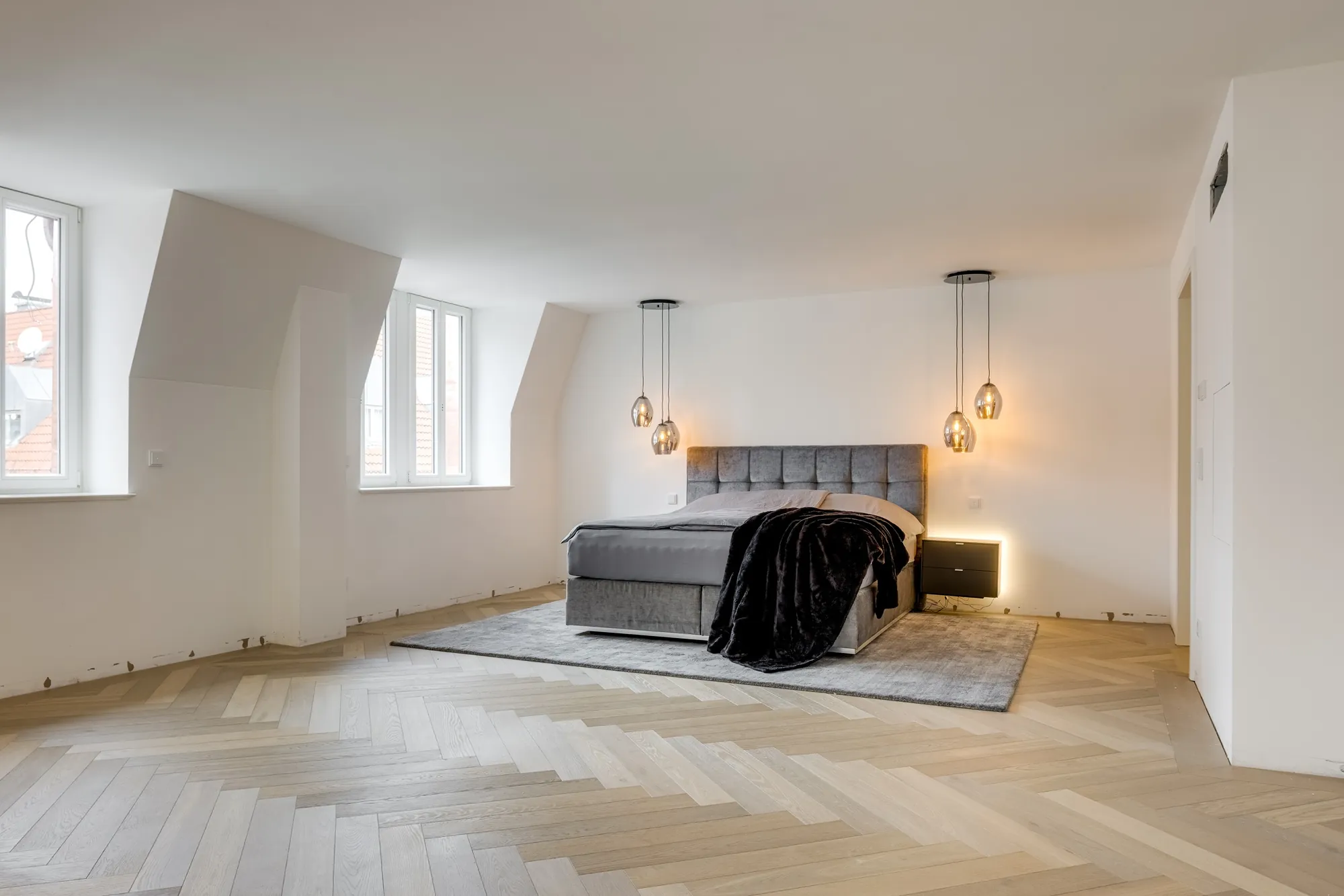 Schlafzimmer unter der Dachschräge mit Pendelleuchten