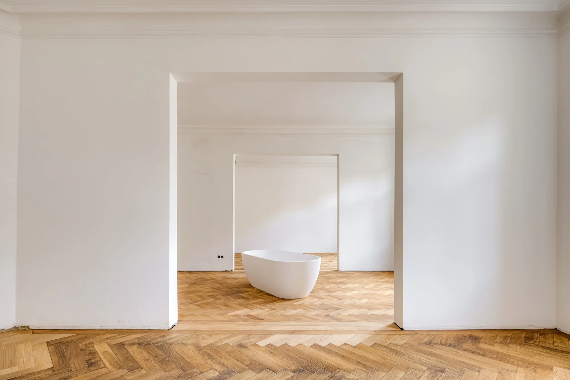 Blick durch Flügeltüren auf eine freistehende Wanne