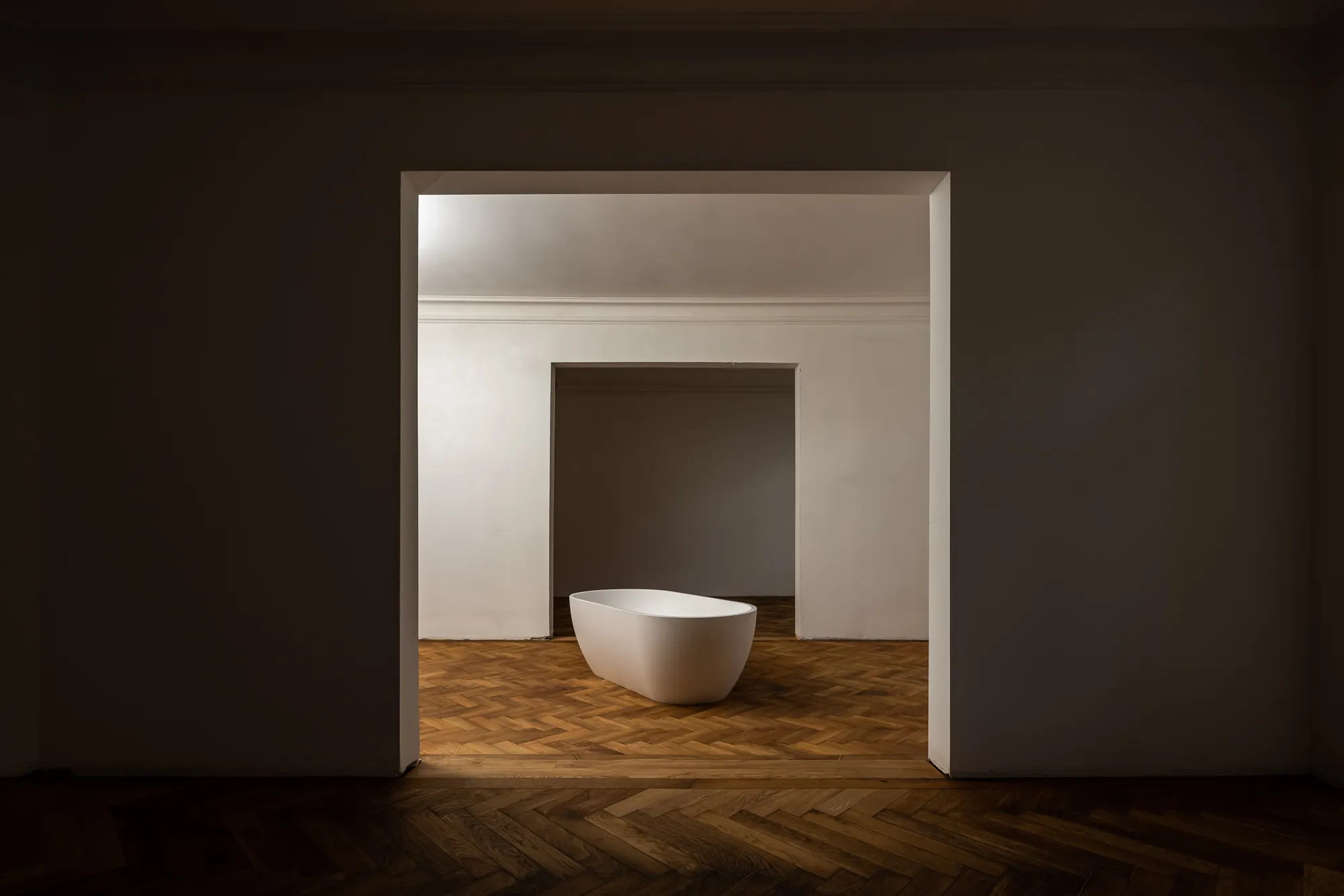 Freistehende Wanne im Lichtkegel