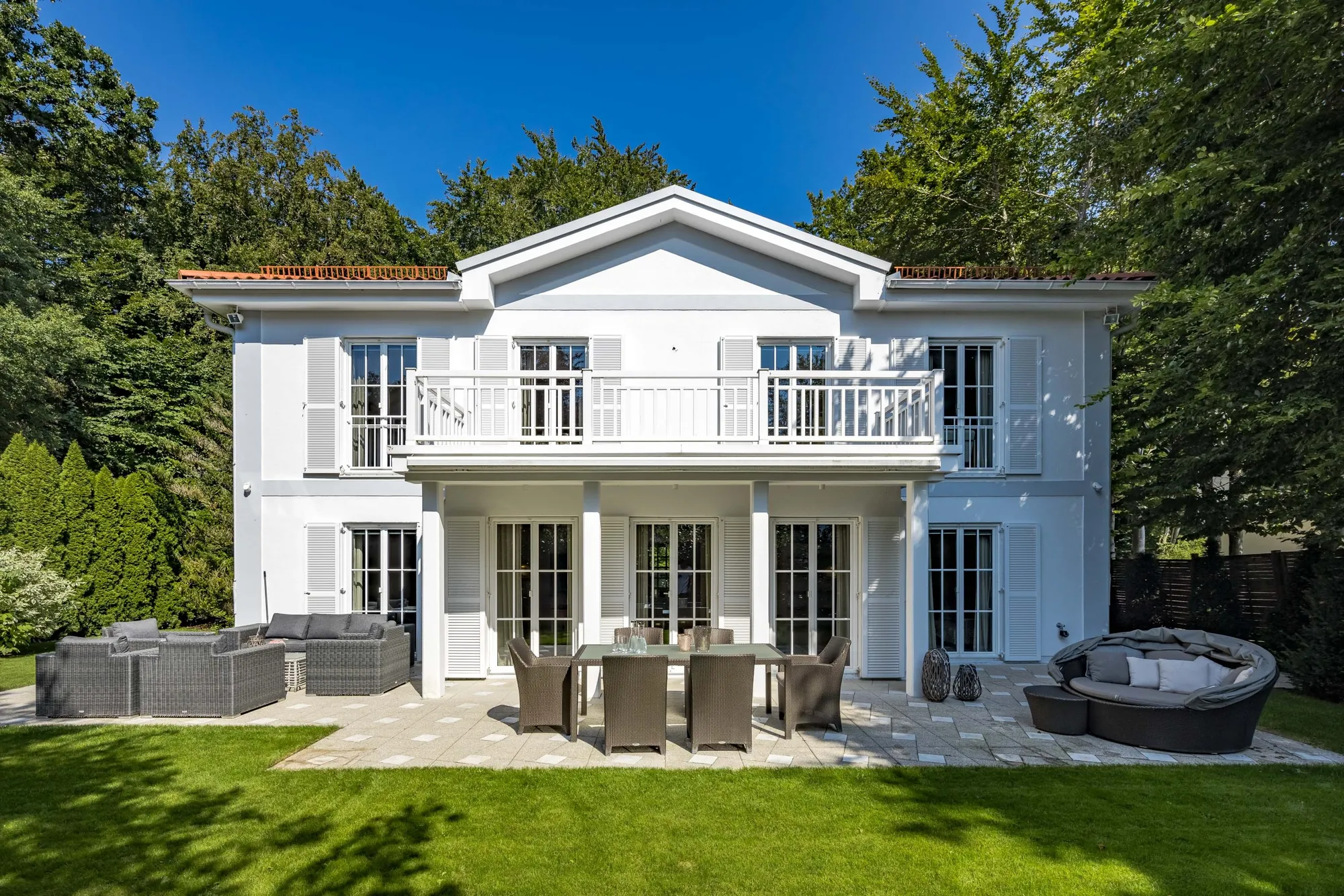 Weiße Villa mit Balkon, Terrasse und Garten