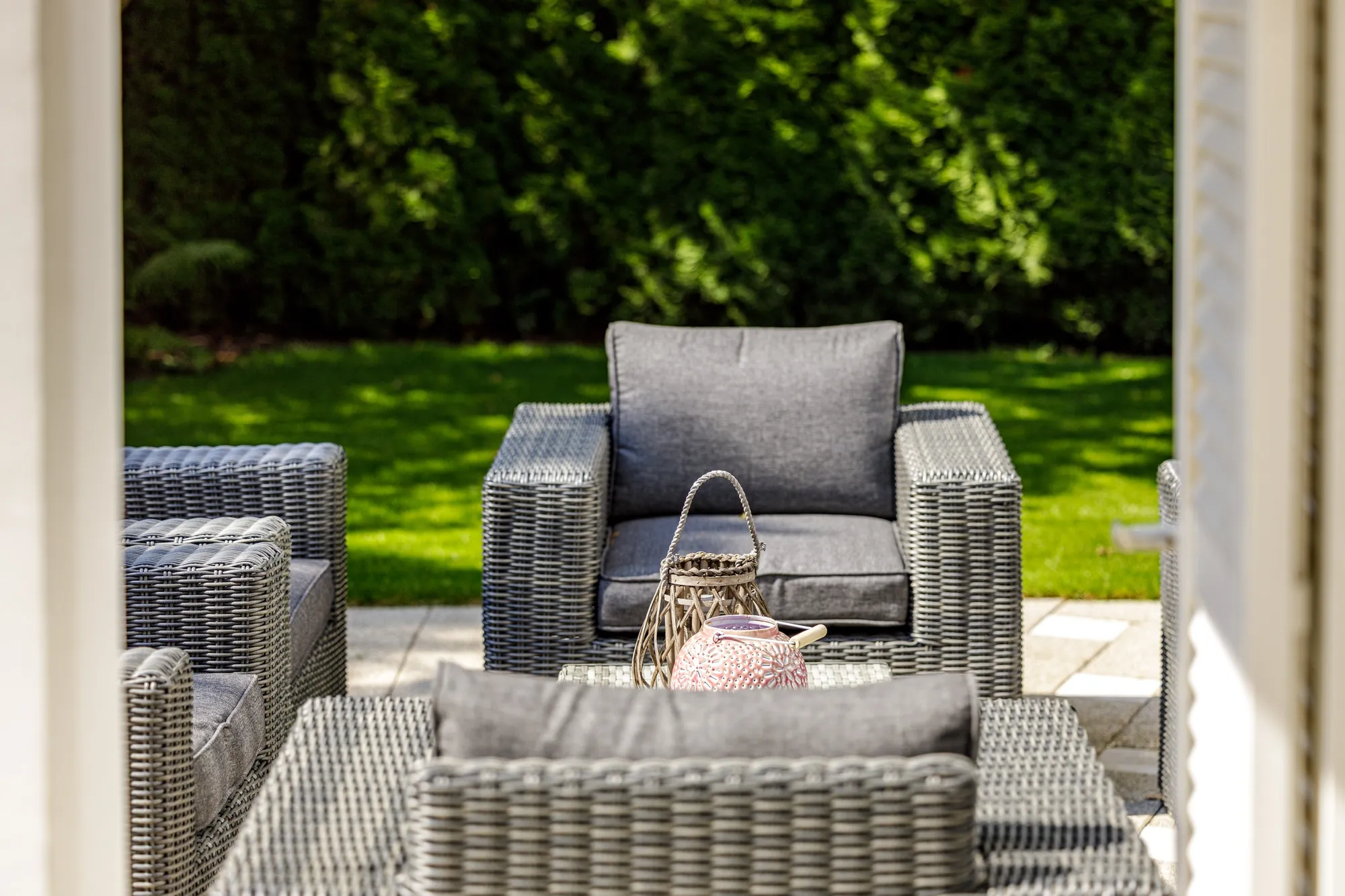 Loungesessel auf der Terrasse im Detail