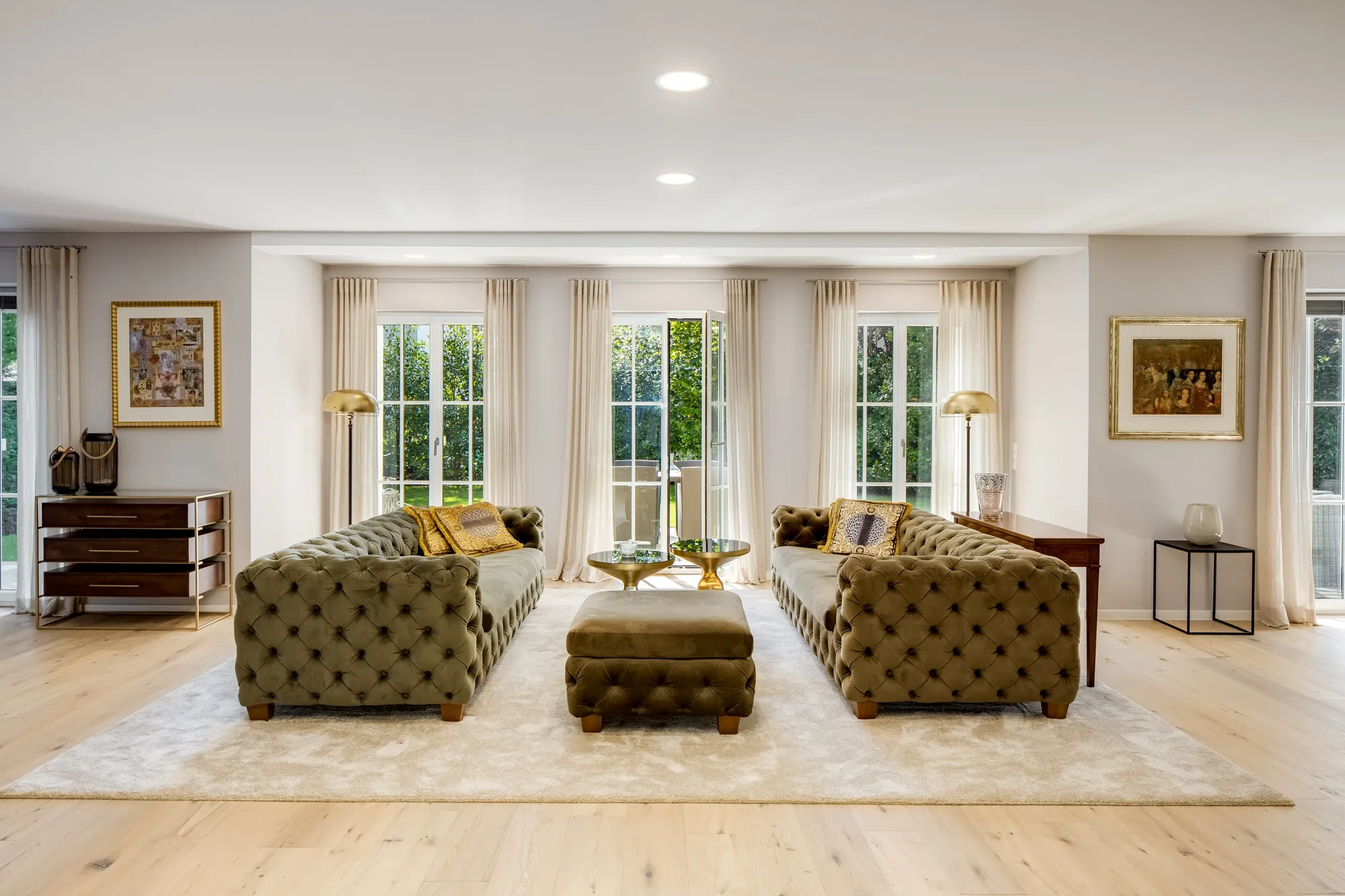 Salon mit zwei Chesterfield-Sofas und Sprossenfenstern