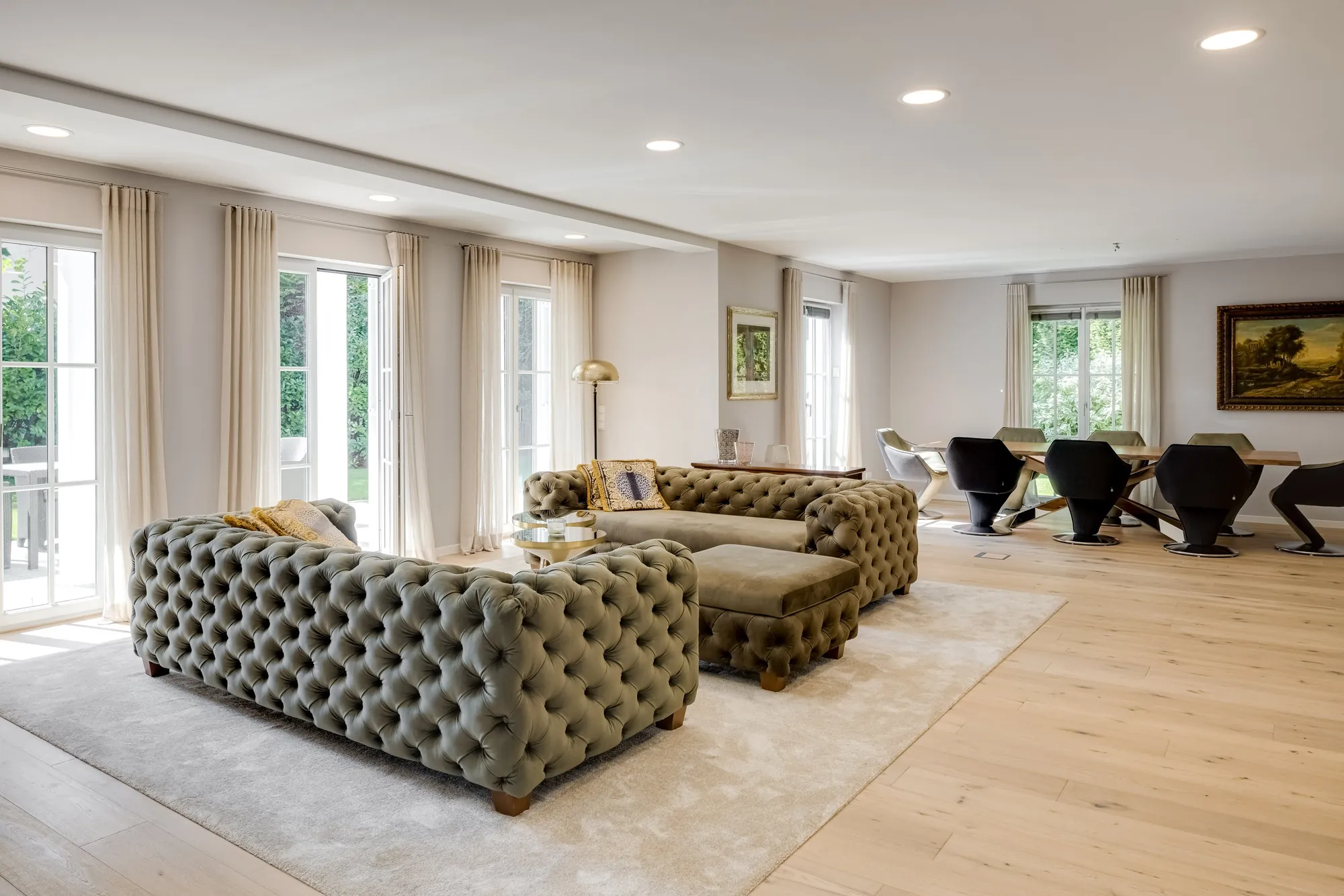Wohn- und Essbereich mit Chesterfield-Sofas