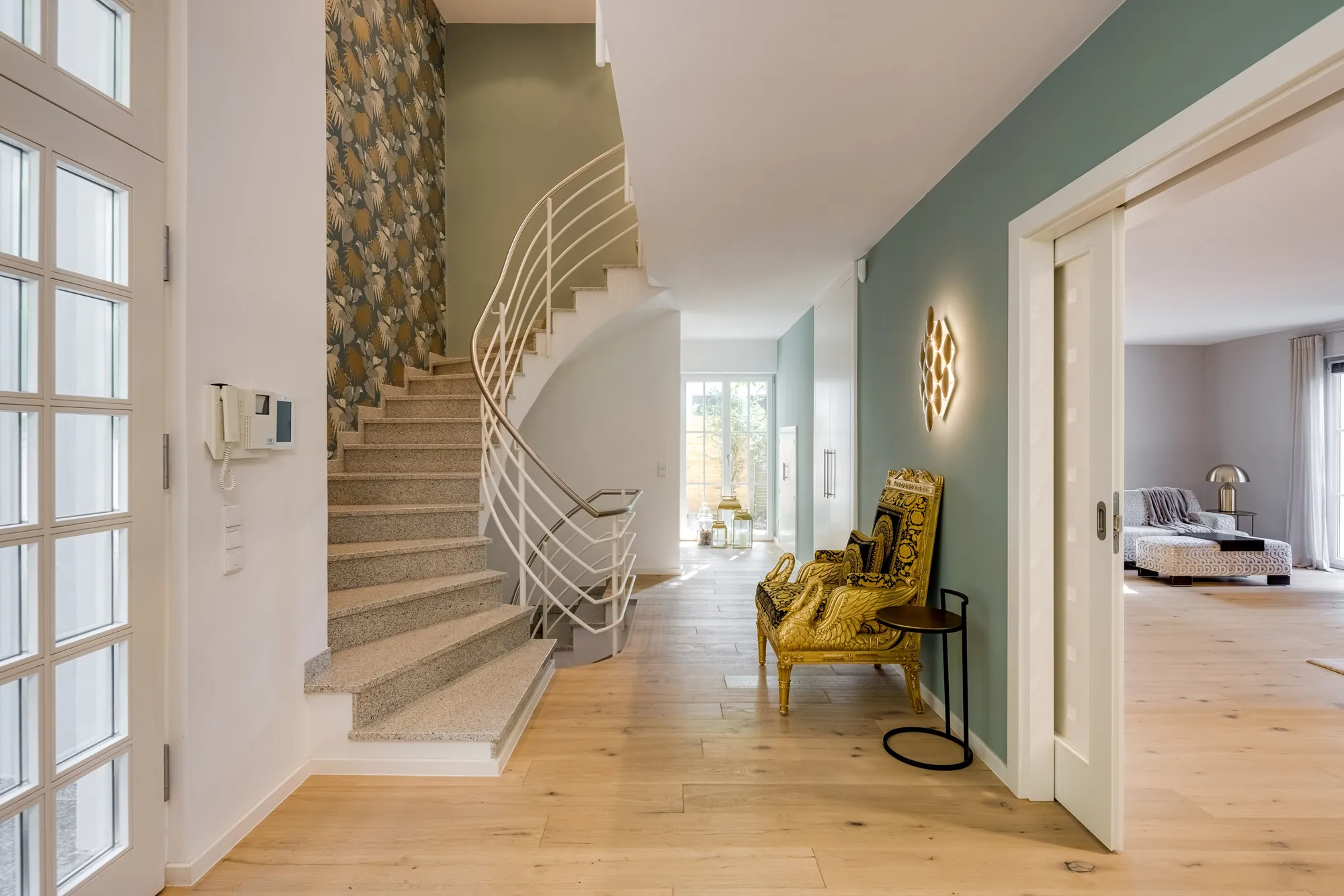 Treppe und Flur mit Blick in den Wohnbereich