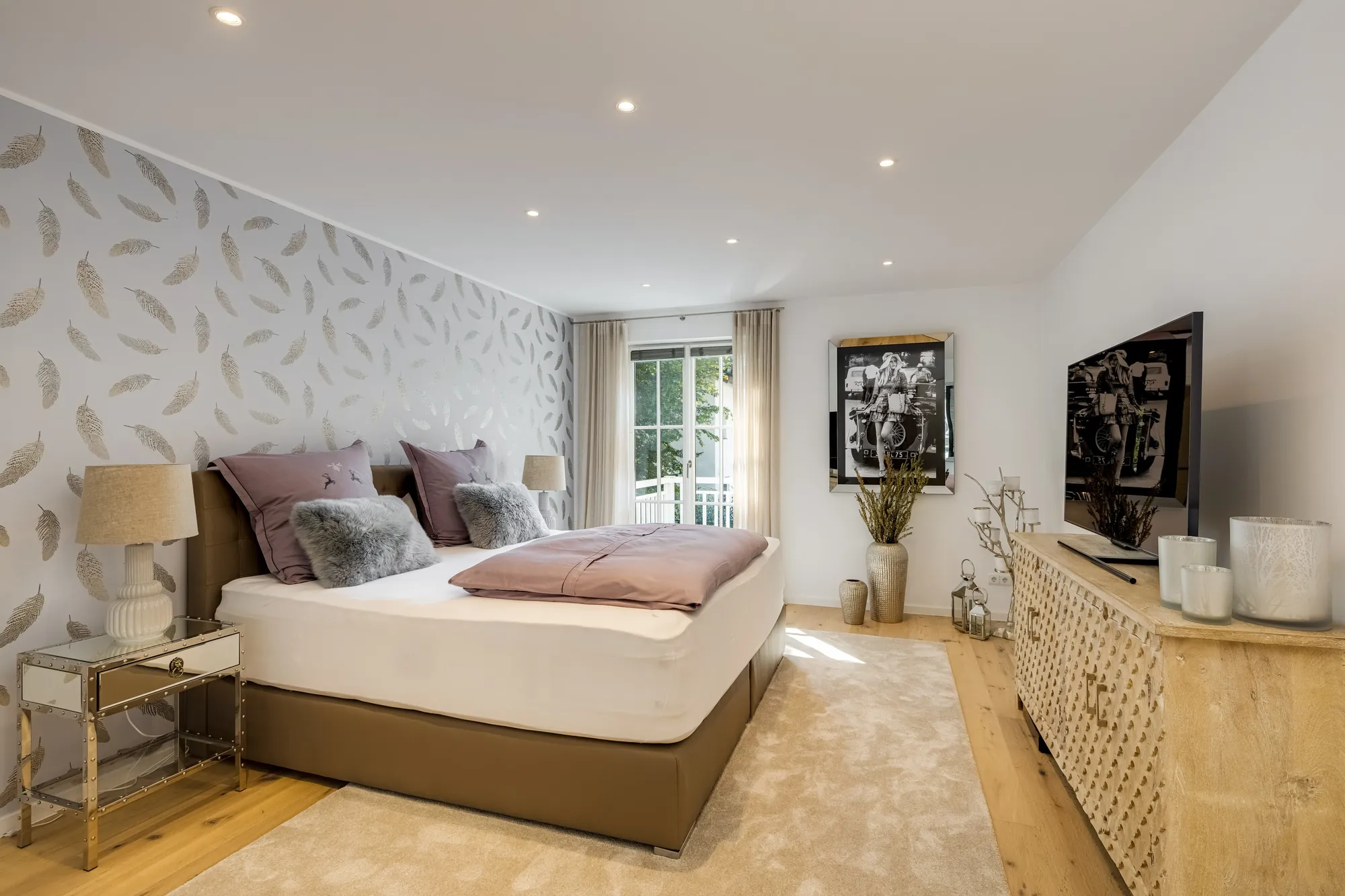 Gästezimmer mit Federtapete