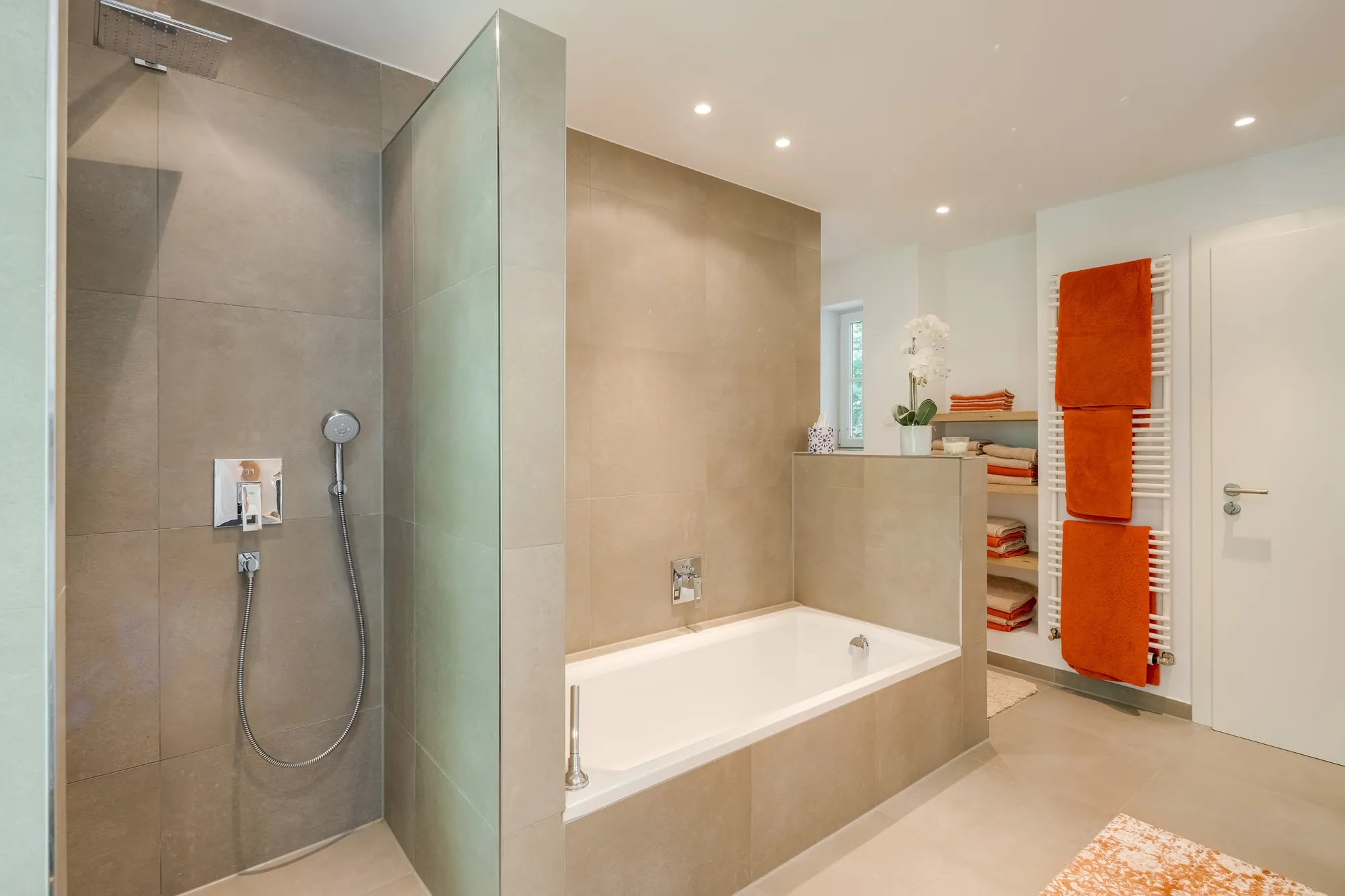 Bad mit Dusche und Badewanne