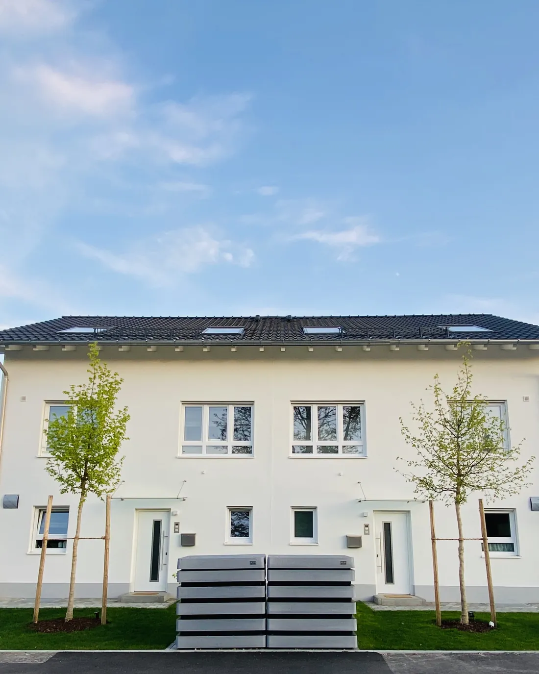Weißes Doppelhaus mit Eingangstreppe in der Frontansicht