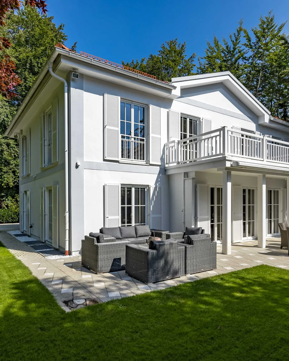 Klassische weiße Villa mit Balkon, Terrasse und Garten