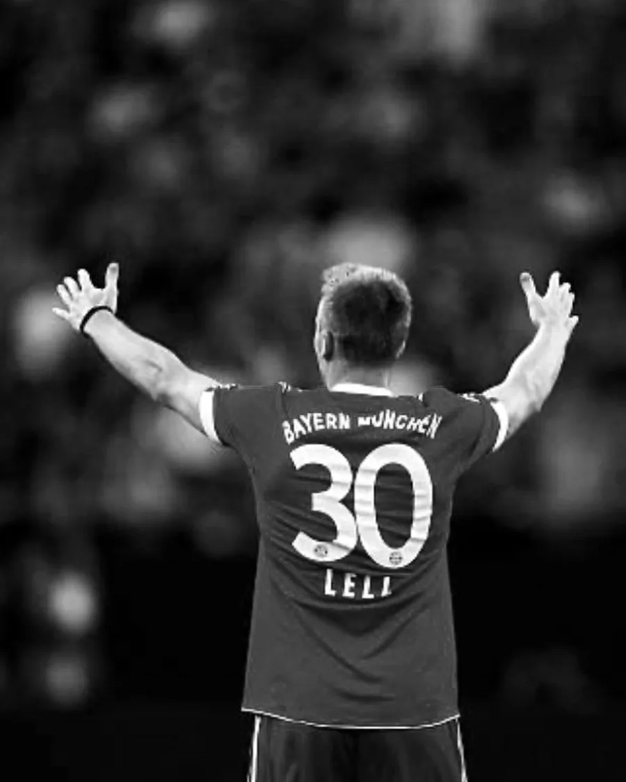 Christian Lell im Trikot mit der Nummer 30 vor den Rängen