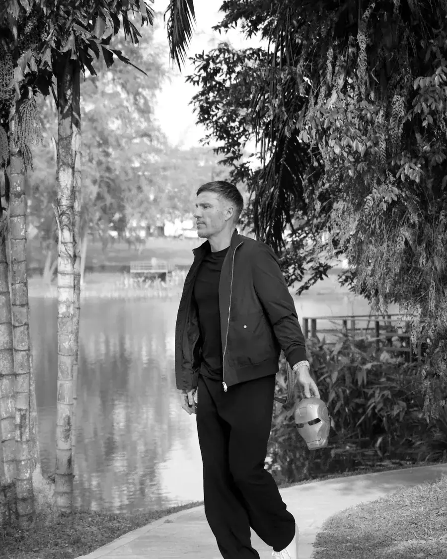 Christian Lell auf einem Weg am Wasser