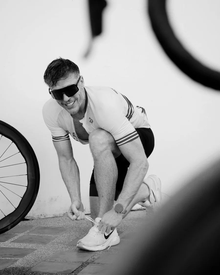 Christian Lell schnürt vor dem Training die Schuhe