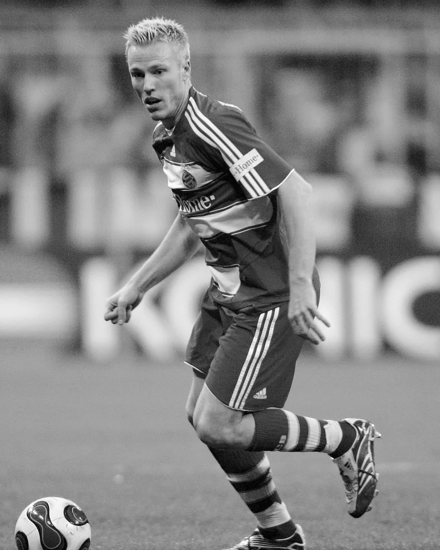 Christian Lell im Trikot des FC Bayern München am Ball