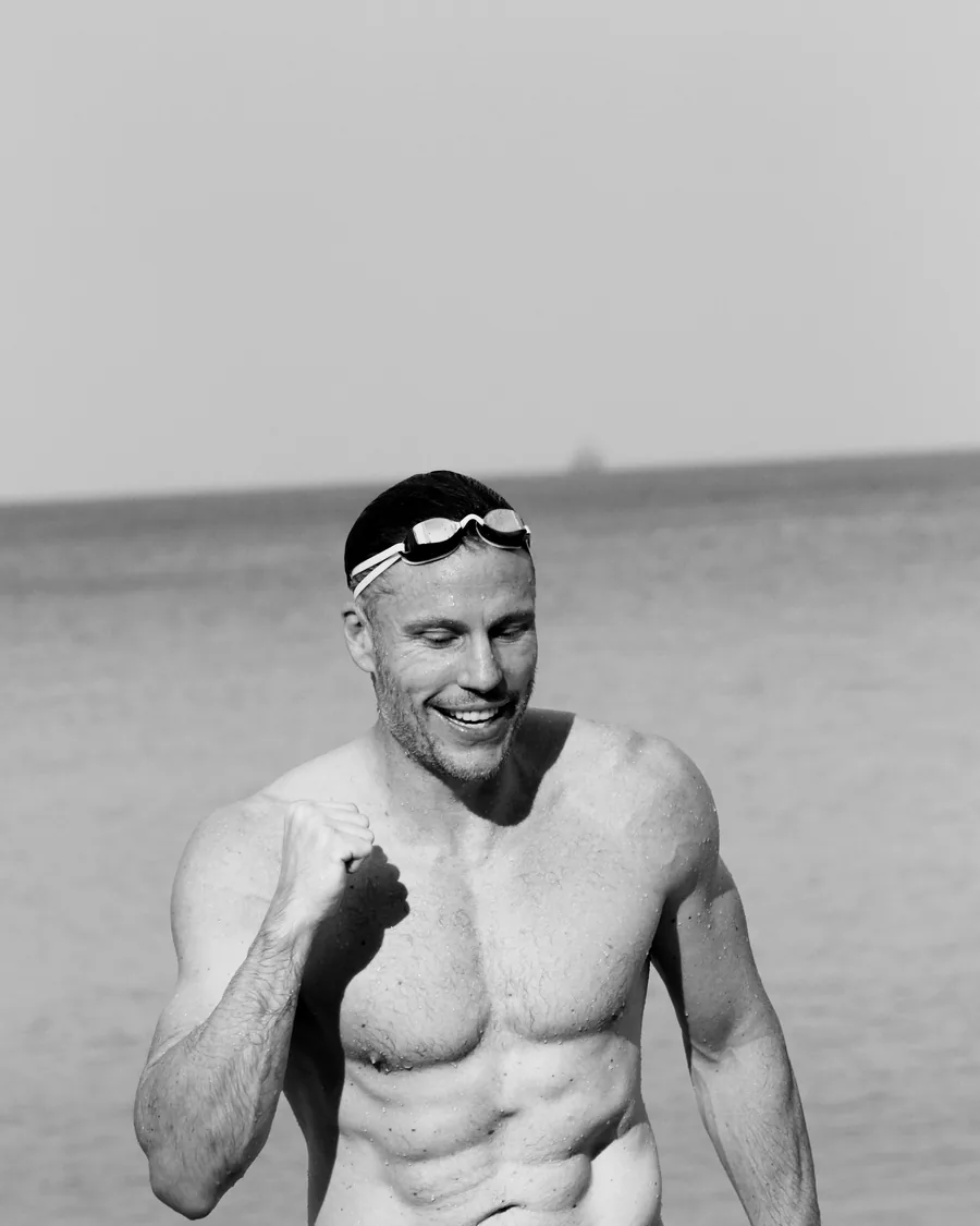 Christian Lell nach dem Schwimmen im Meer